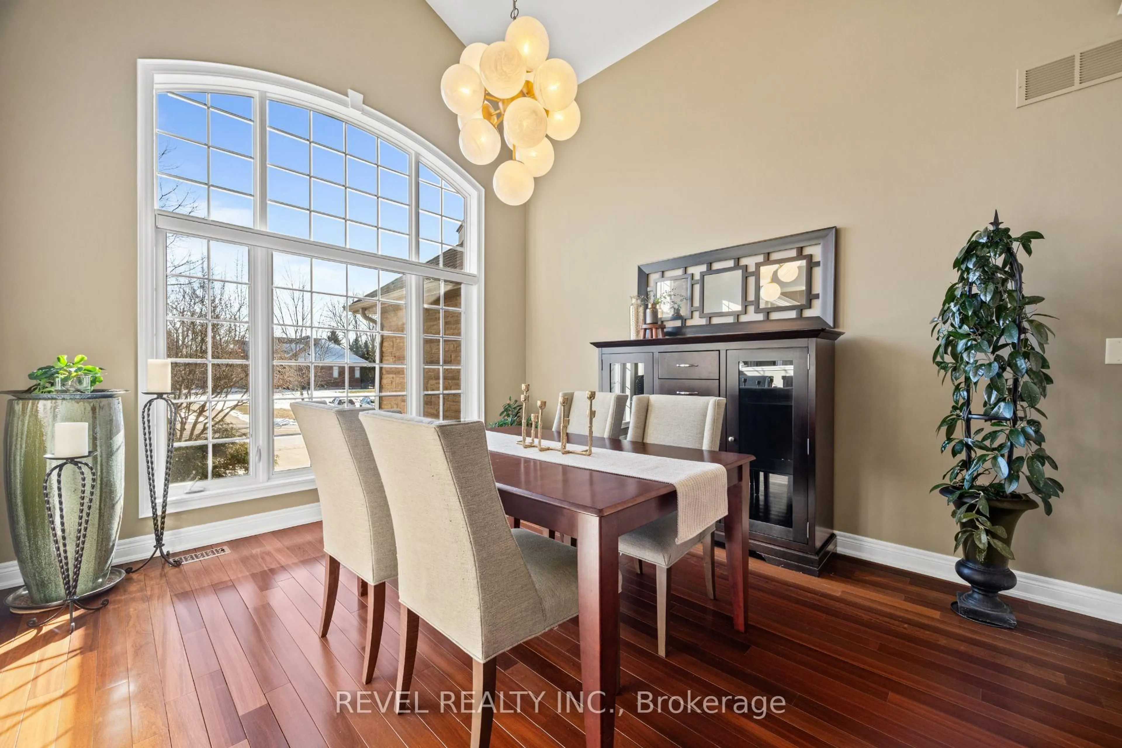 Dining room, wood/laminate floor for 15 Mansfield Dr, Pelham Ontario L0S 1C0