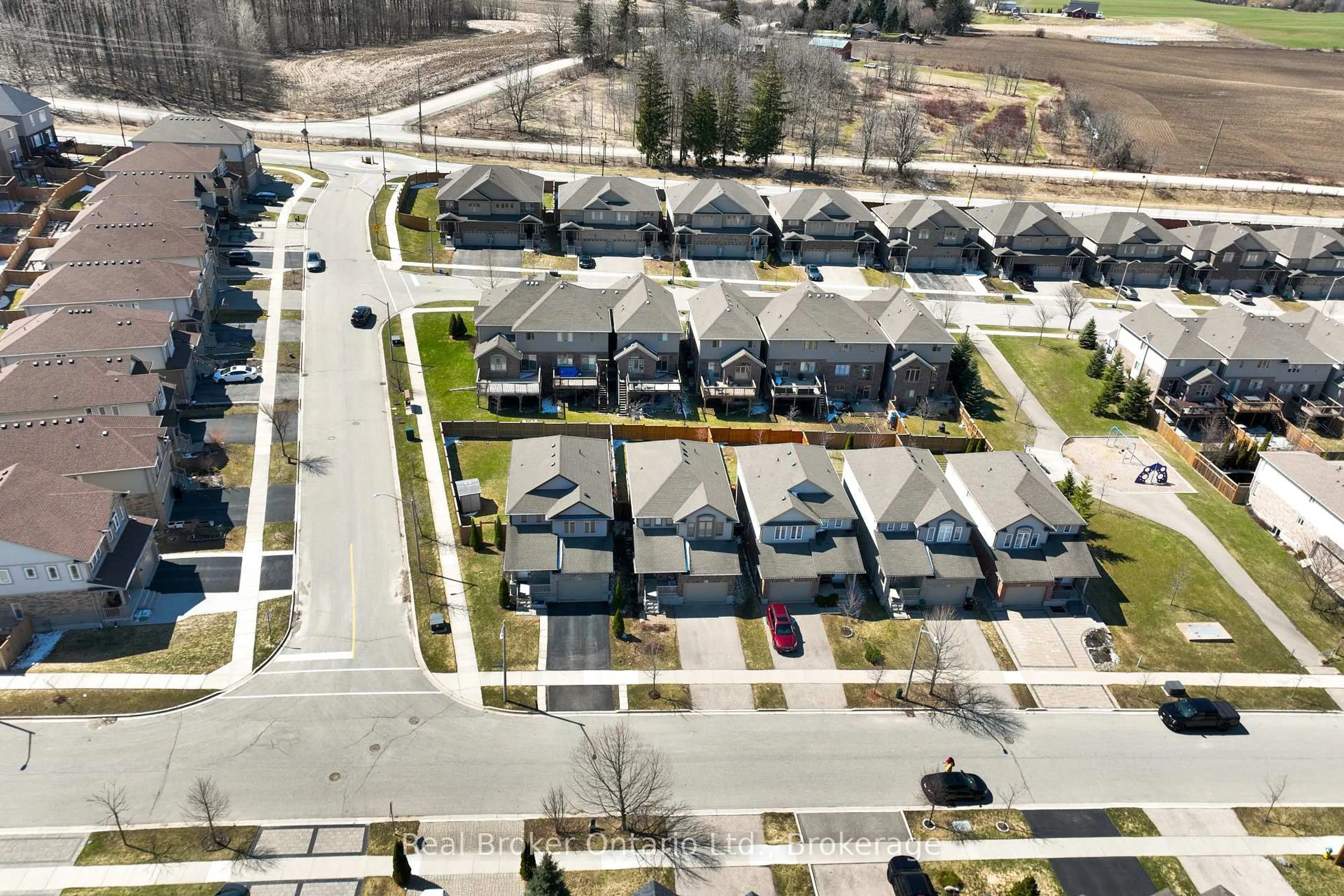 A pic from outside/outdoor area/front of a property/back of a property/a pic from drone, street for 433 Twinleaf St, Waterloo Ontario N2V 0B5