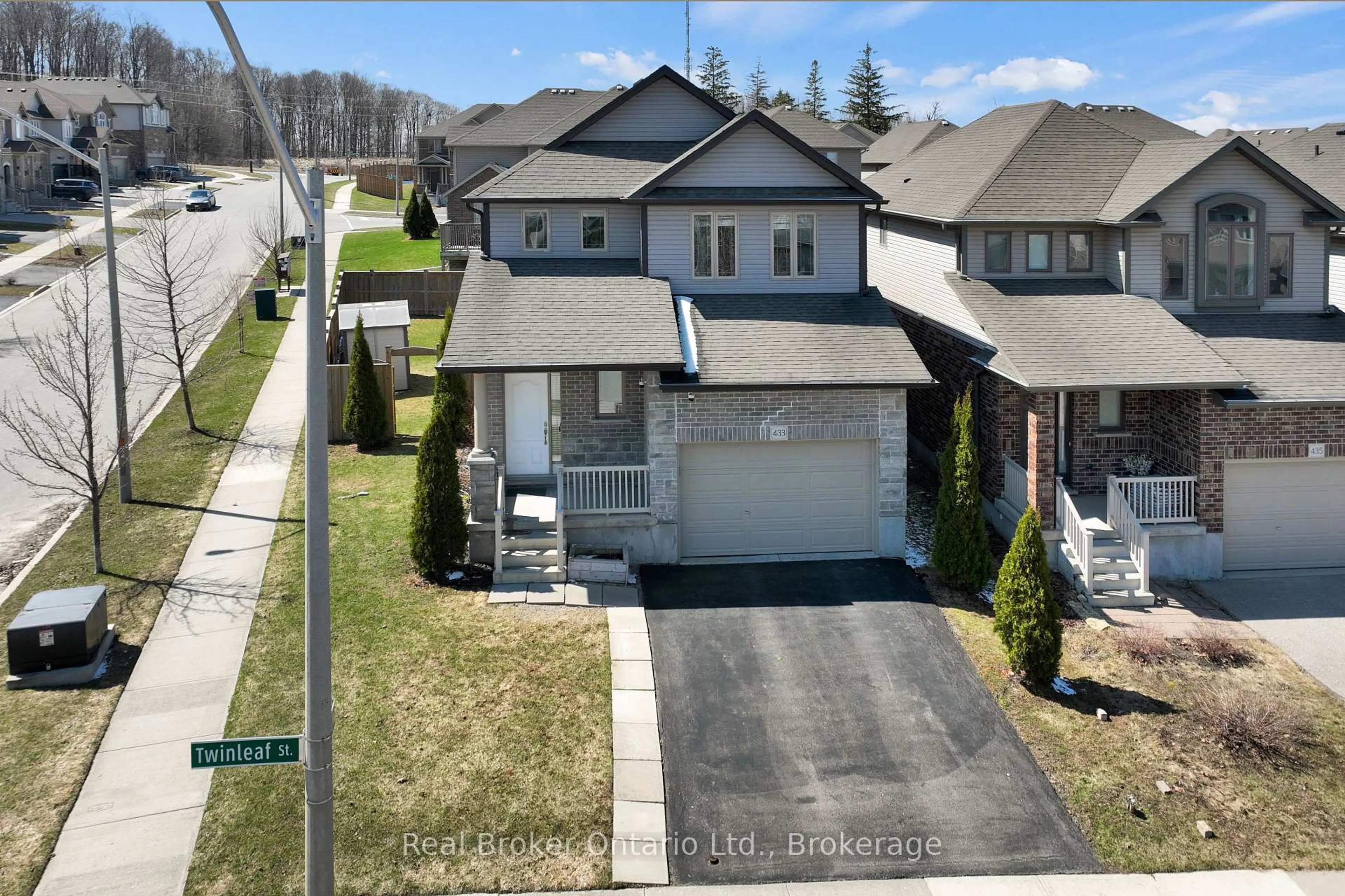 A pic from outside/outdoor area/front of a property/back of a property/a pic from drone, street for 433 Twinleaf St, Waterloo Ontario N2V 0B5