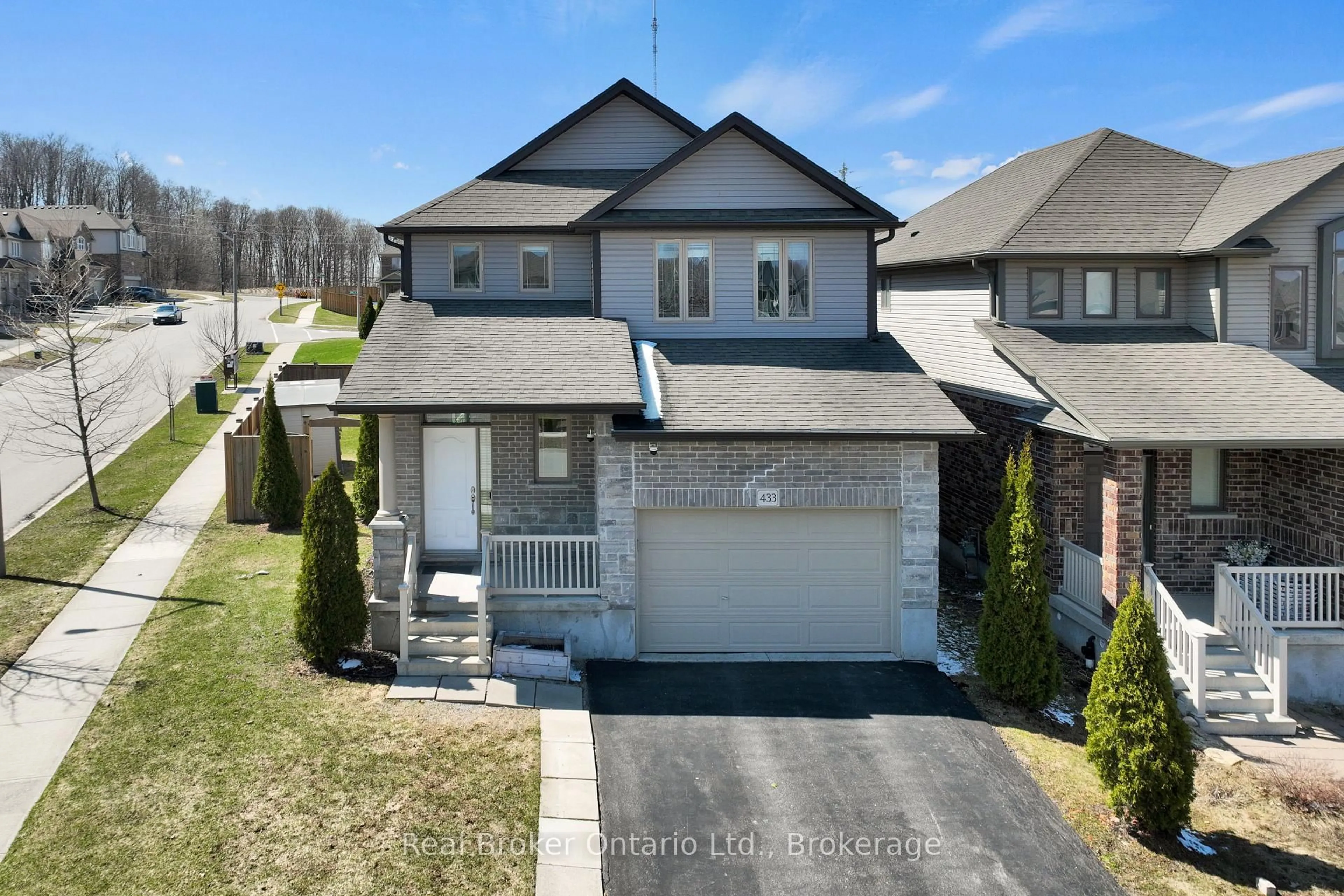 A pic from outside/outdoor area/front of a property/back of a property/a pic from drone, street for 433 Twinleaf St, Waterloo Ontario N2V 0B5