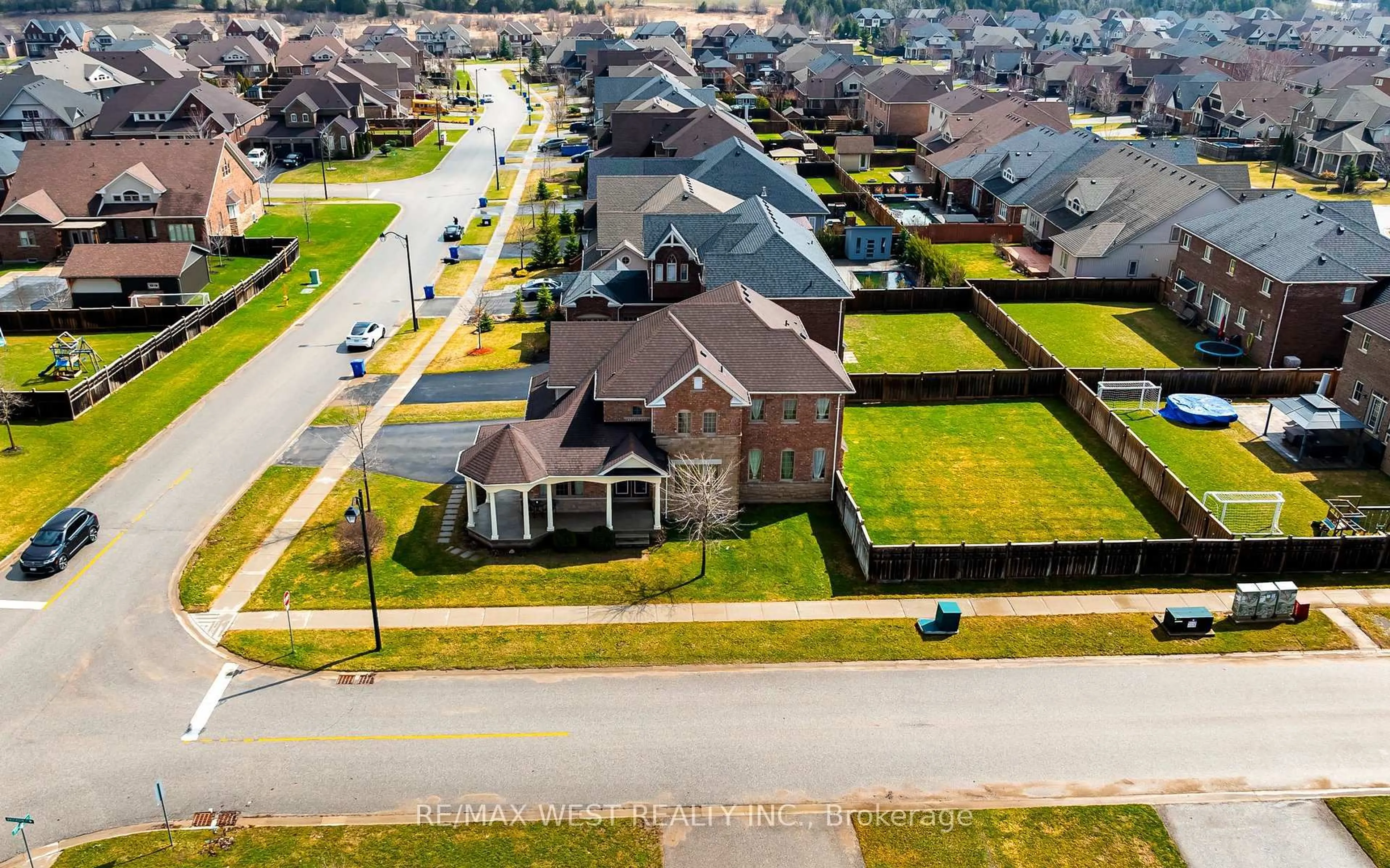 A pic from outside/outdoor area/front of a property/back of a property/a pic from drone, street for 10 Stonegate Ave, Mono Ontario L9W 5K6