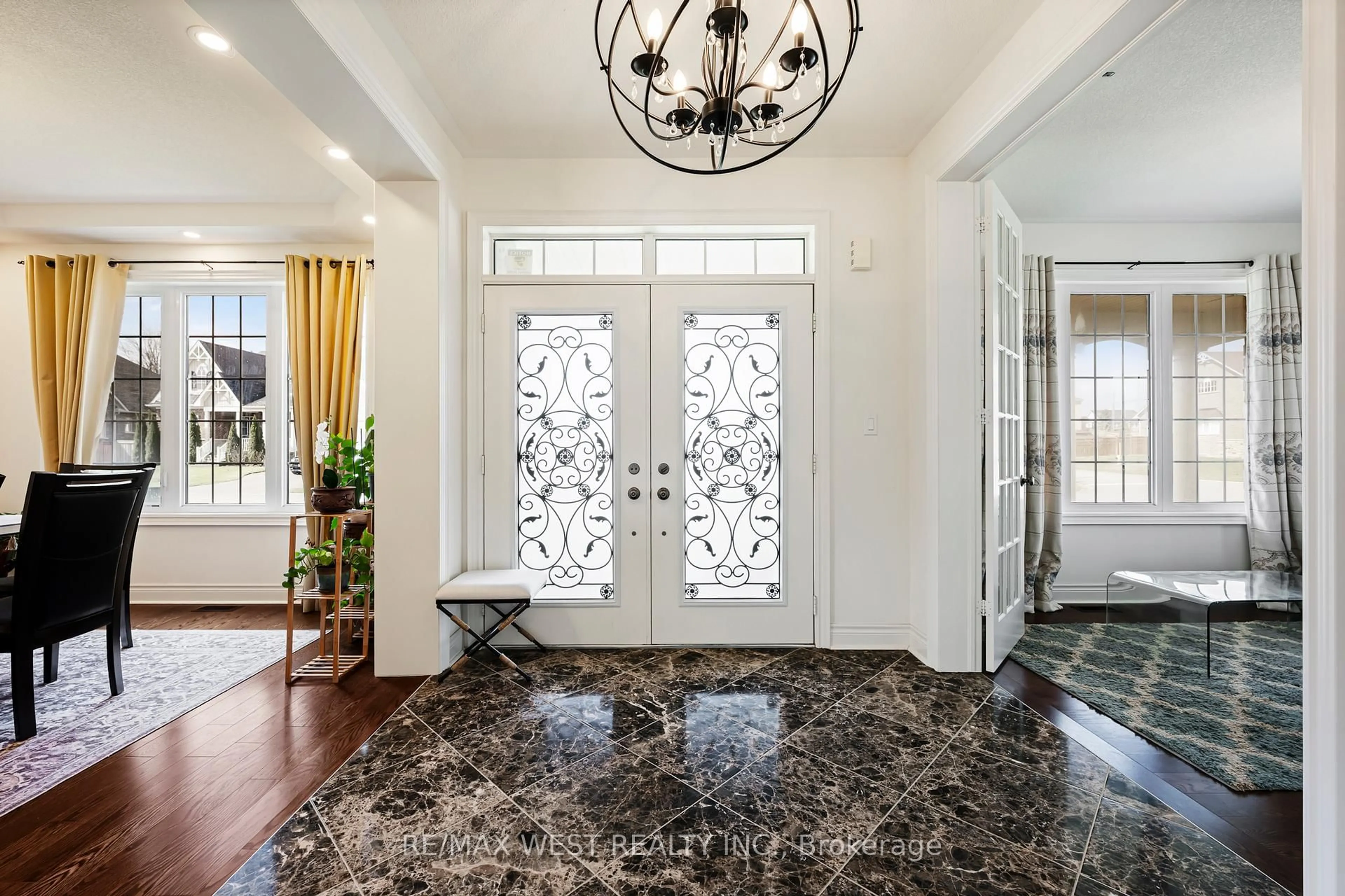 Indoor entryway for 10 Stonegate Ave, Mono Ontario L9W 5K6
