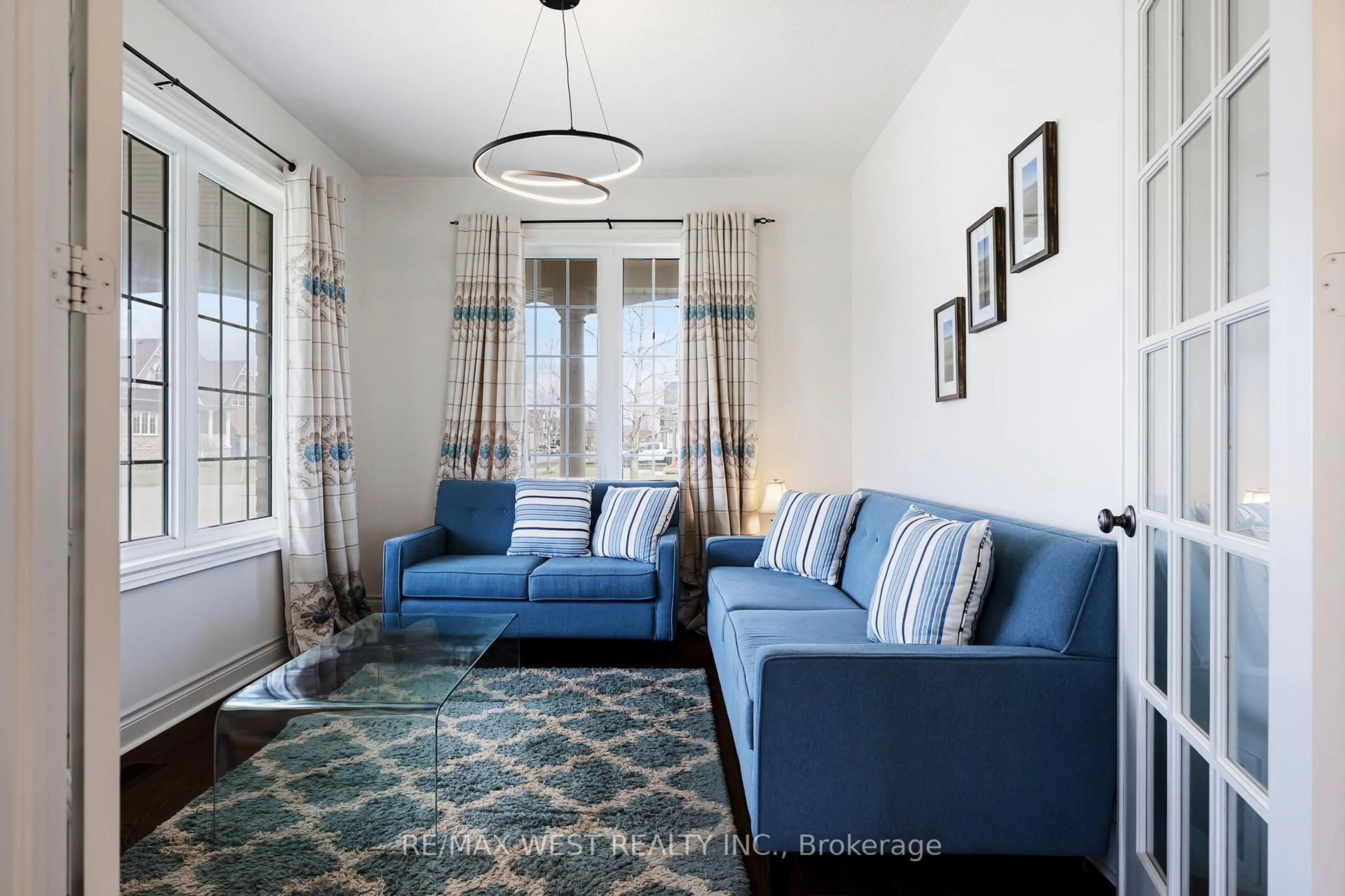 Living room with furniture, unknown for 10 Stonegate Ave, Mono Ontario L9W 5K6