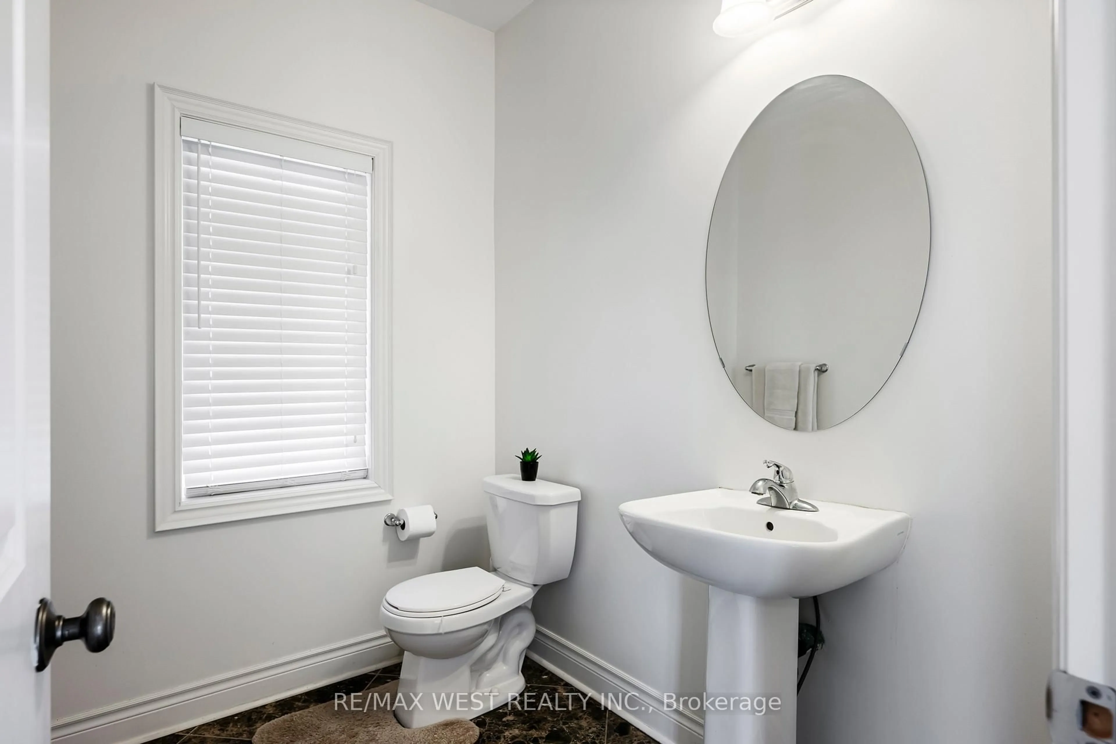 Standard bathroom, unknown for 10 Stonegate Ave, Mono Ontario L9W 5K6