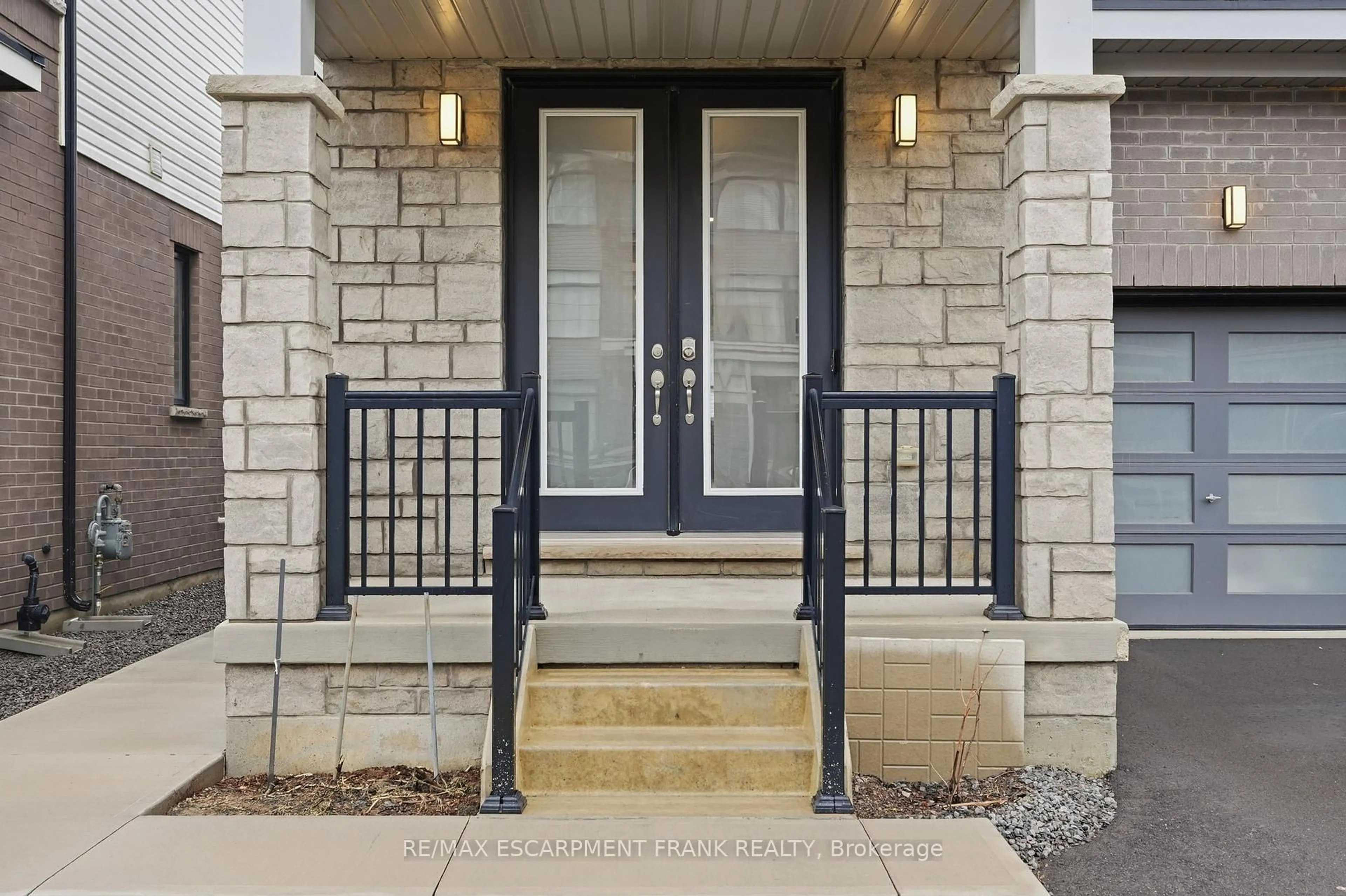 Indoor entryway for 171 Spitfire Dr, Hamilton Ontario L0R 1W0