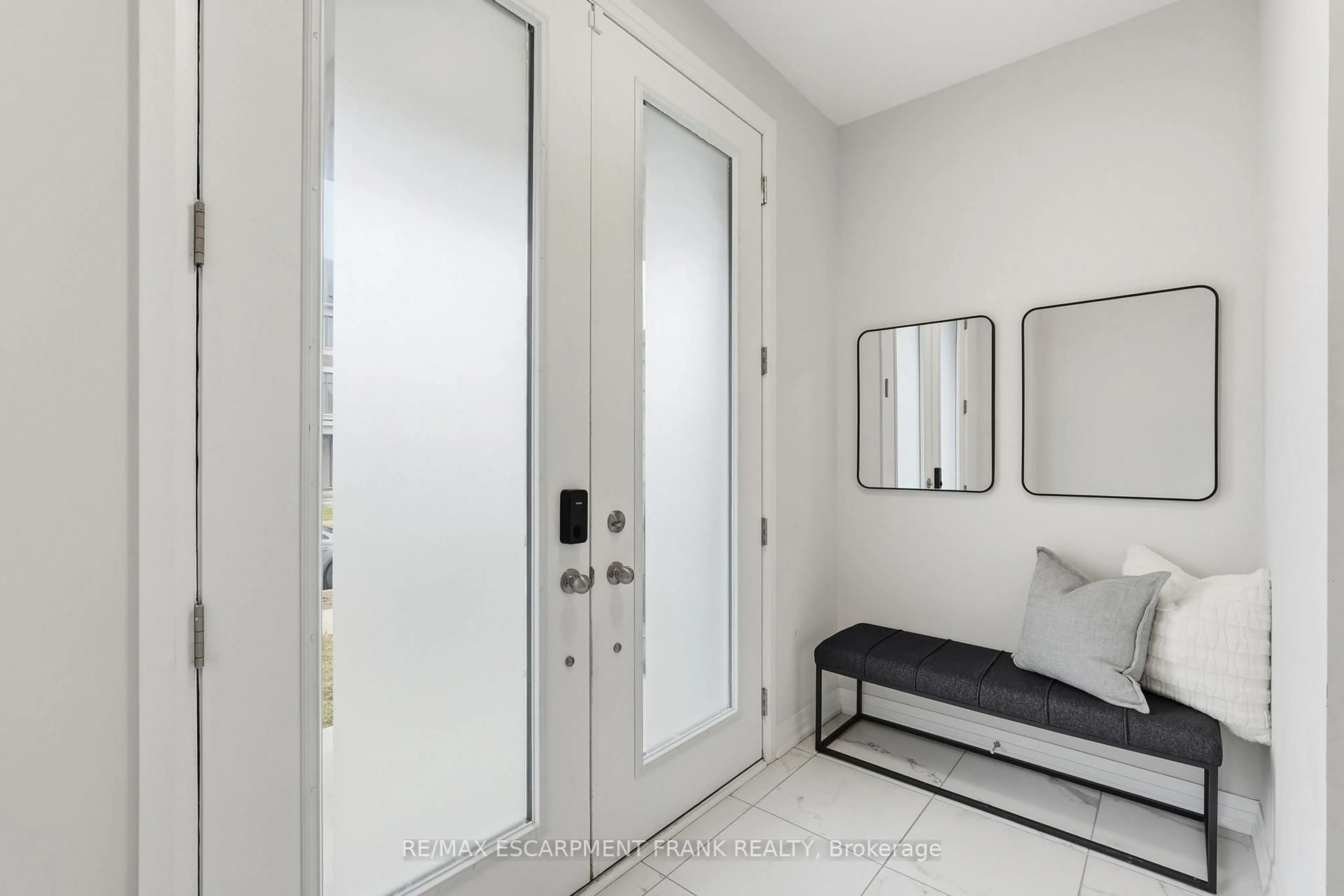 Indoor entryway for 171 Spitfire Dr, Hamilton Ontario L0R 1W0