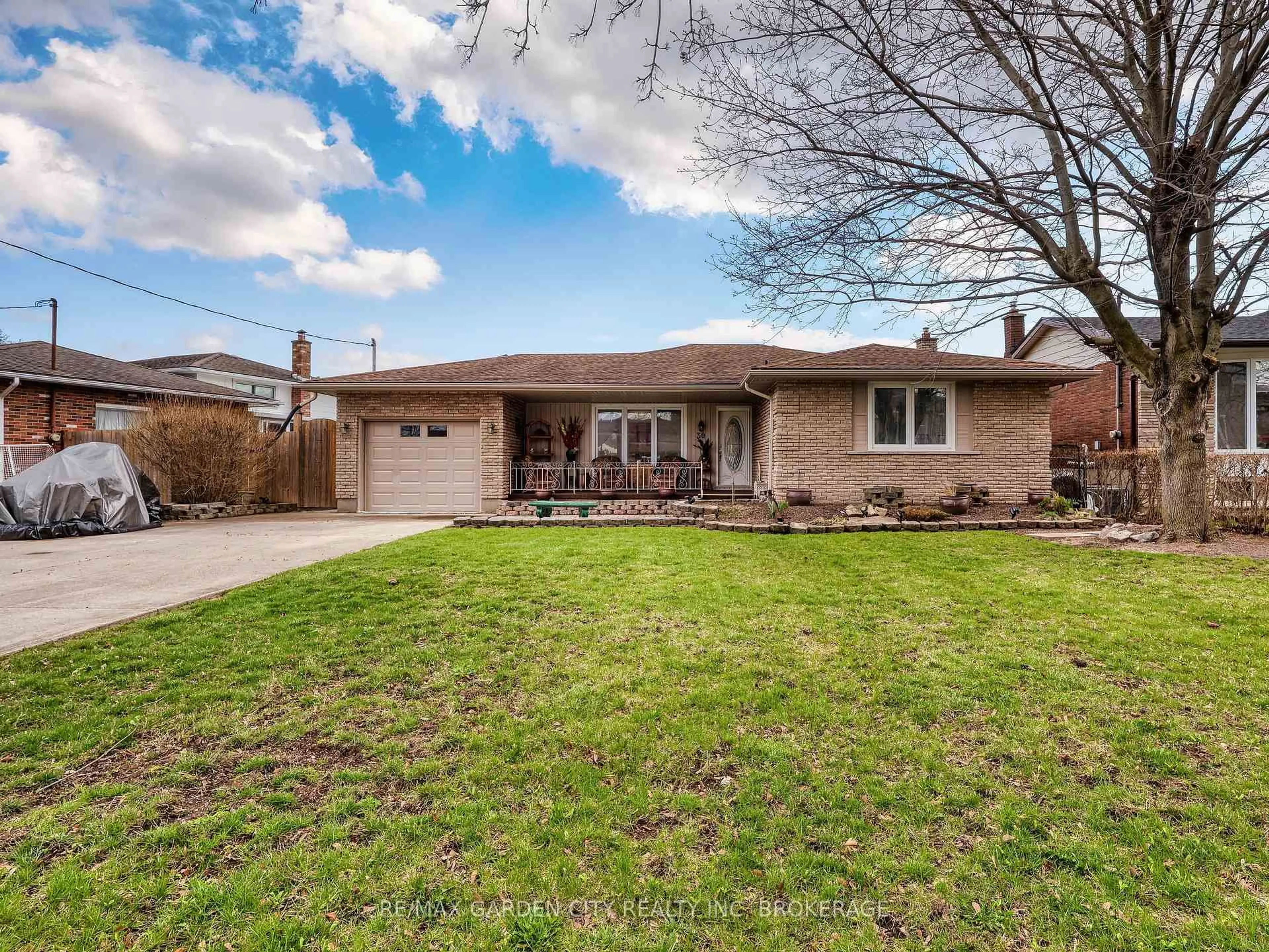 Home with brick exterior material, street for 30 Glenview Ave, St. Catharines Ontario L2N 2Z8