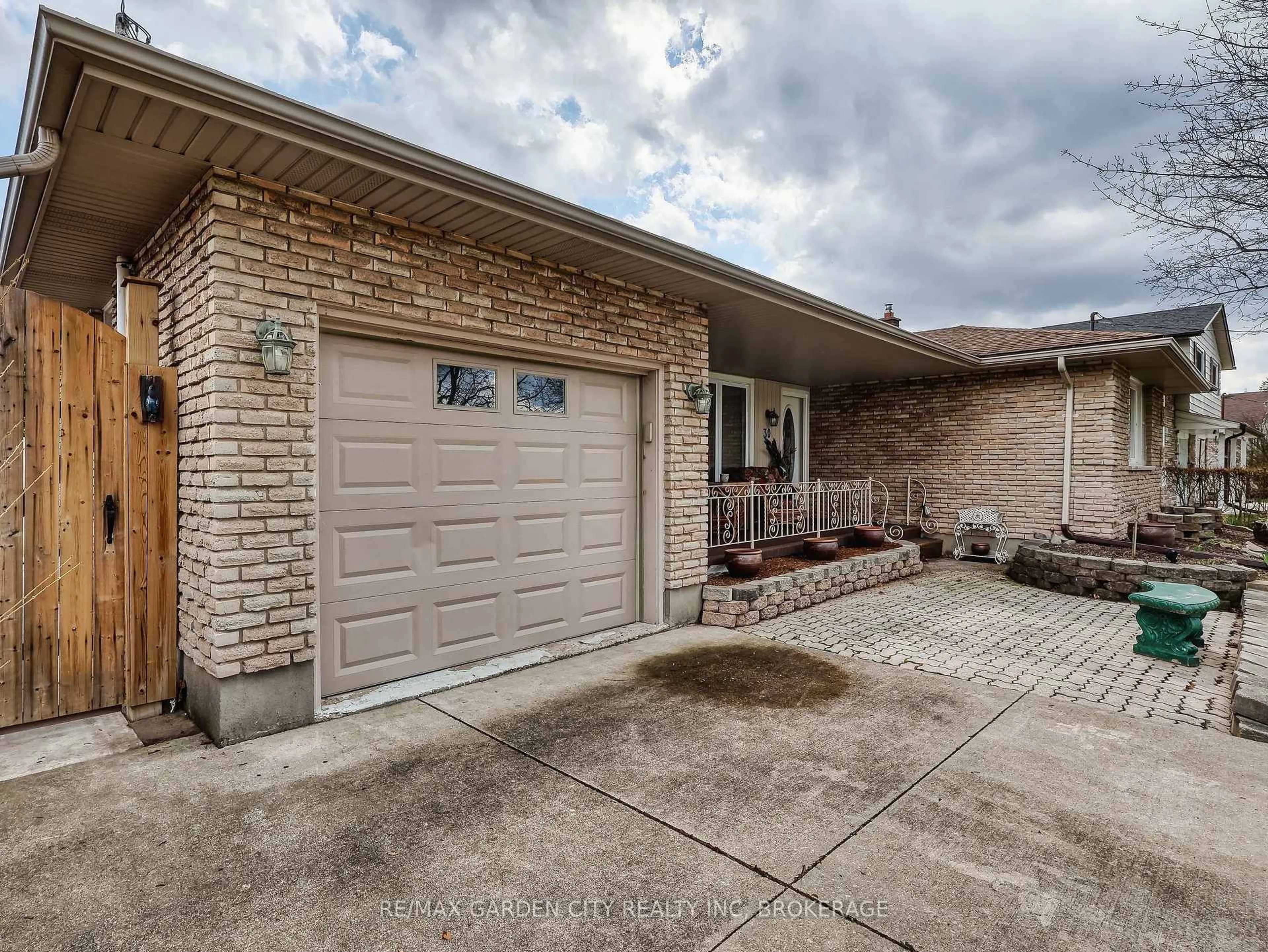 Home with brick exterior material, street for 30 Glenview Ave, St. Catharines Ontario L2N 2Z8