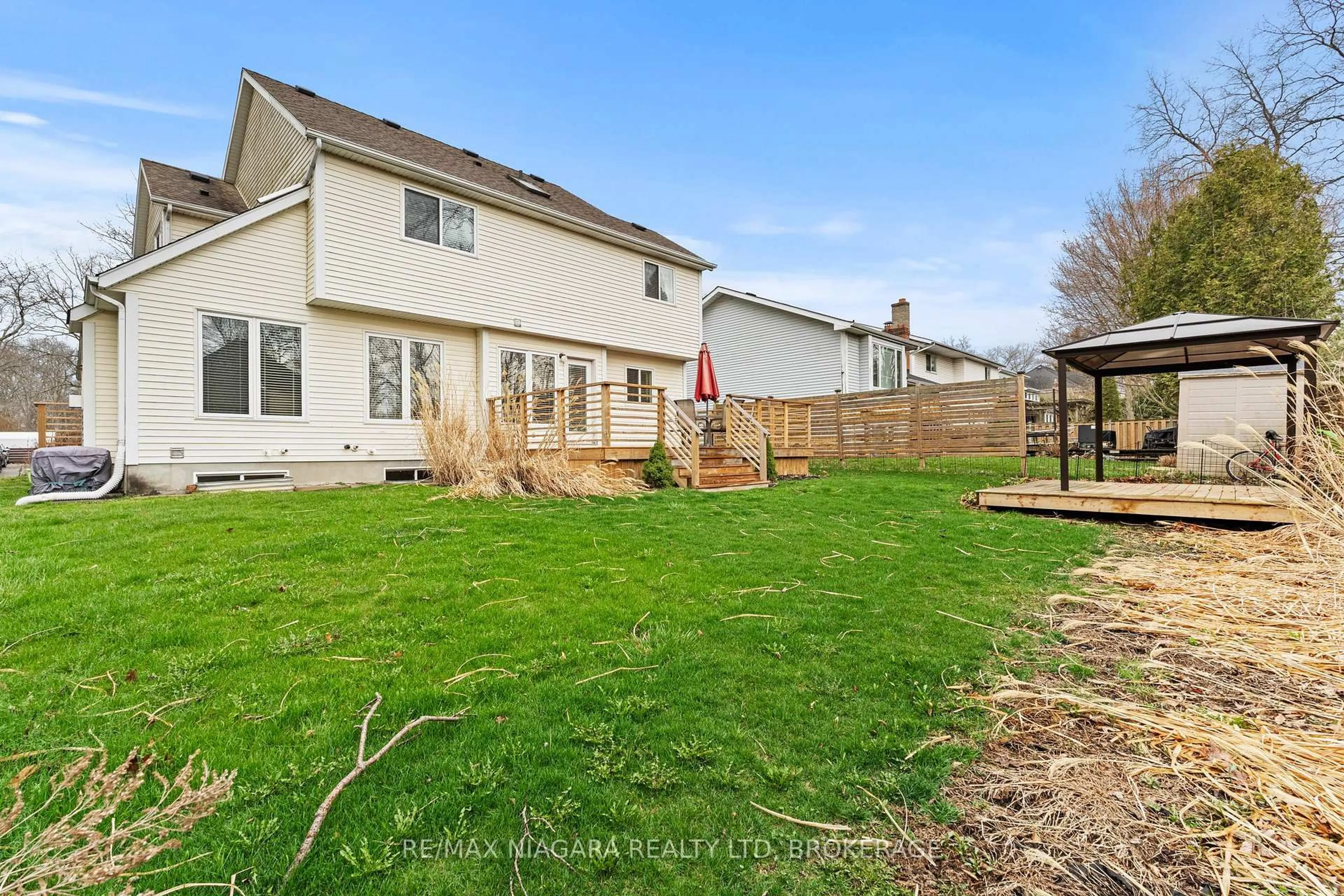 A pic from outside/outdoor area/front of a property/back of a property/a pic from drone, unknown for 12 OAK Dr, Niagara-on-the-Lake Ontario L0S 1J0