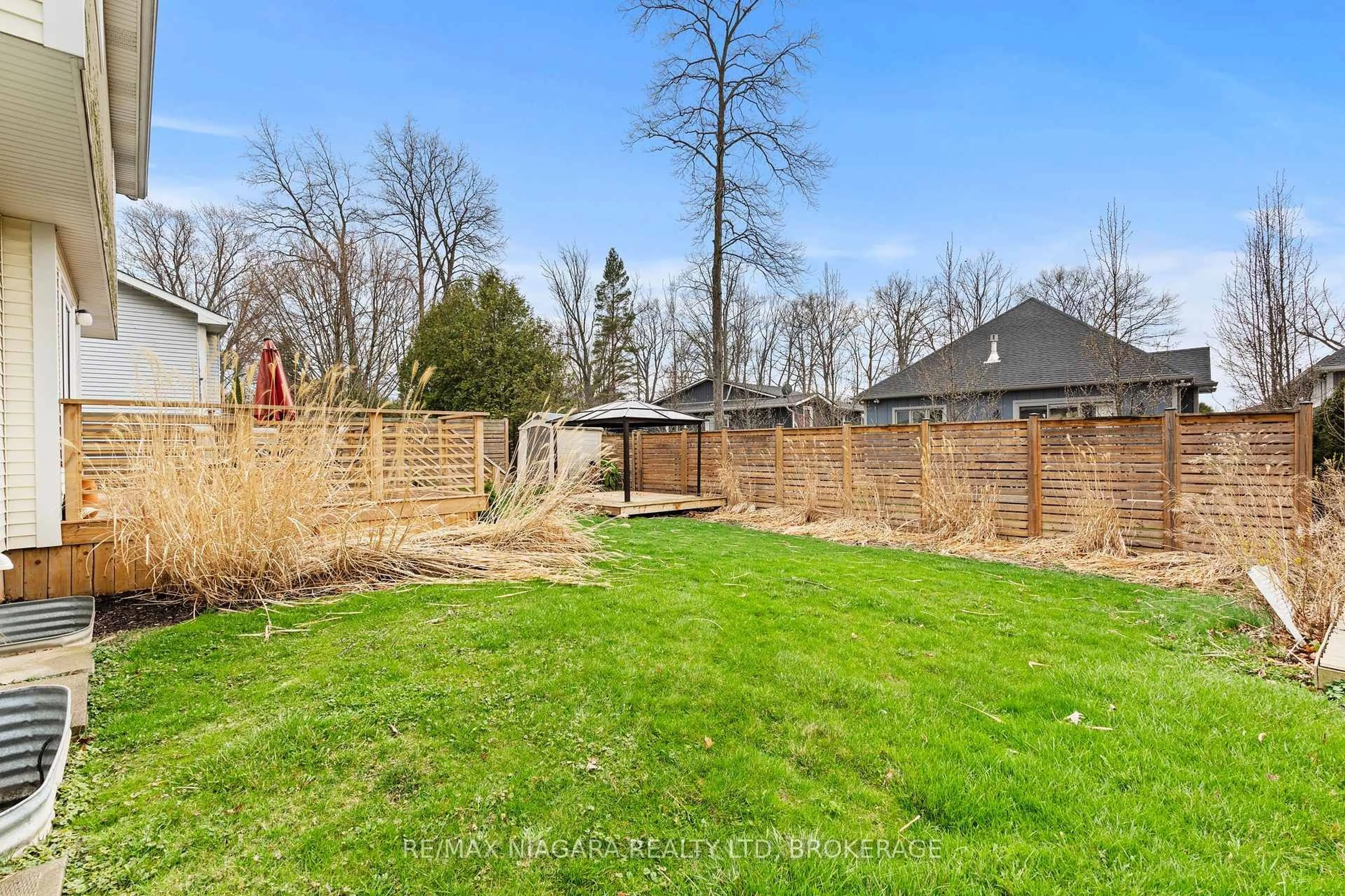 A pic from outside/outdoor area/front of a property/back of a property/a pic from drone, unknown for 12 OAK Dr, Niagara-on-the-Lake Ontario L0S 1J0