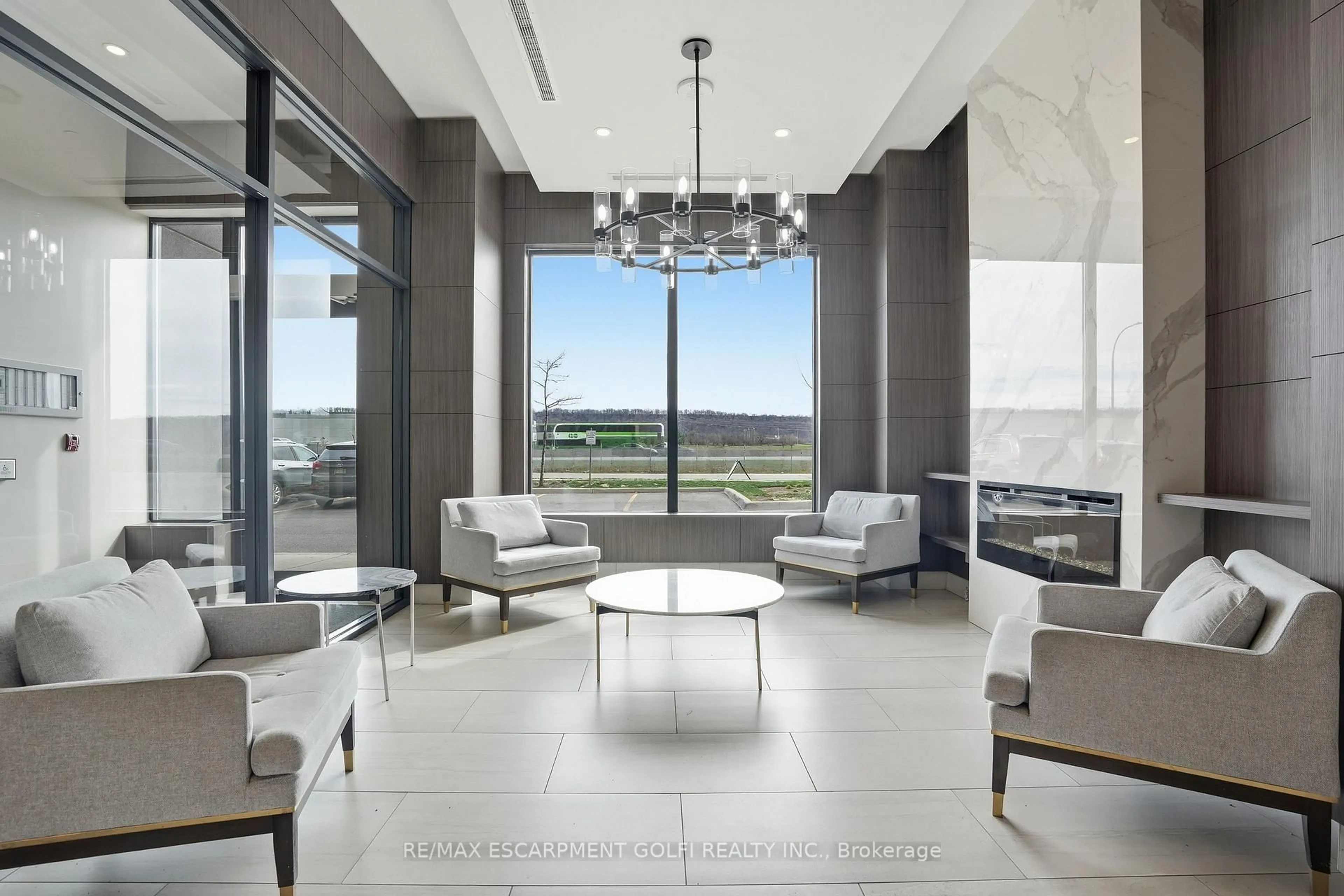 Indoor foyer for 550 NORTH SERVICE Rd #1504, Grimsby Ontario L3M 0H9