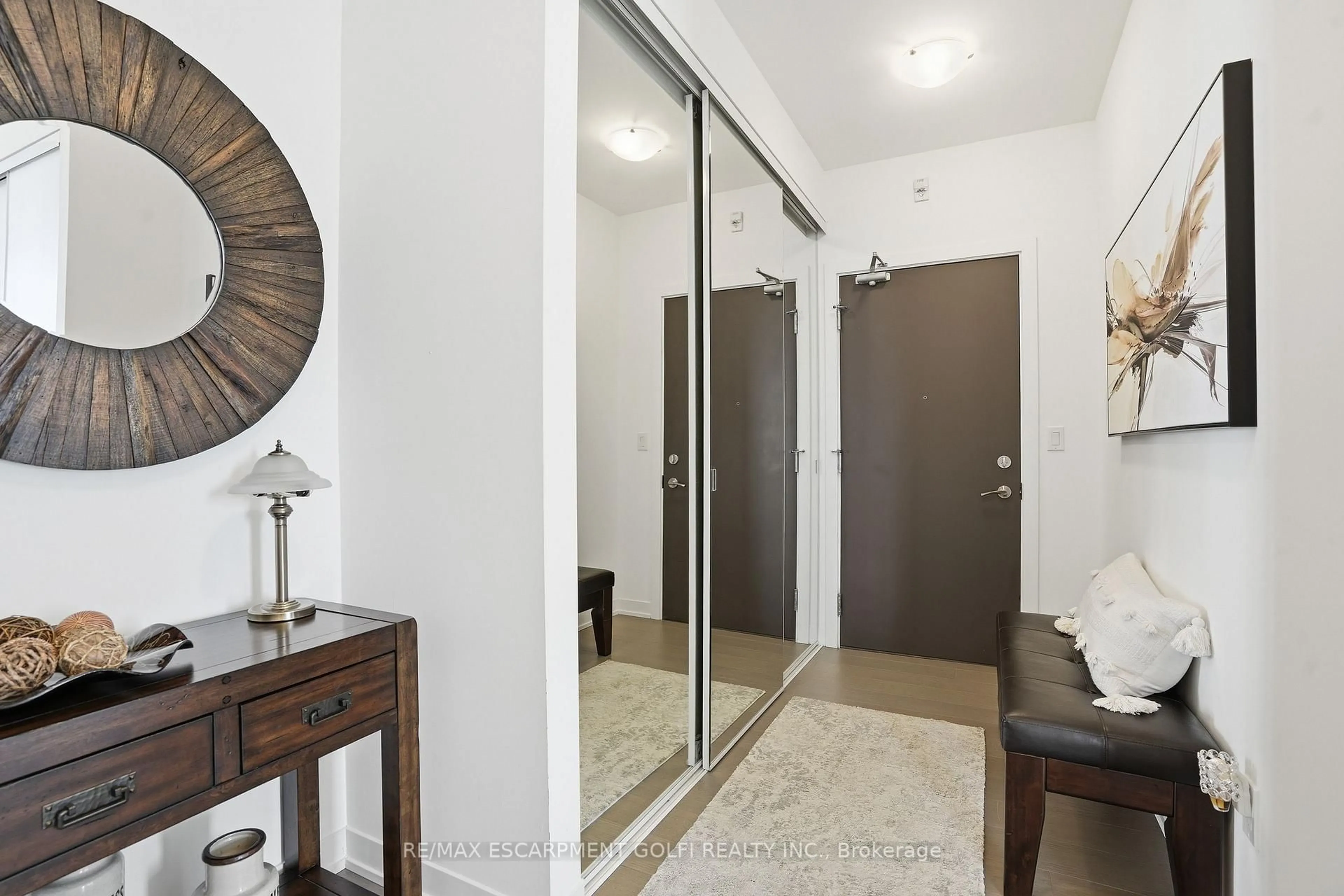 Indoor entryway for 550 NORTH SERVICE Rd #1504, Grimsby Ontario L3M 0H9