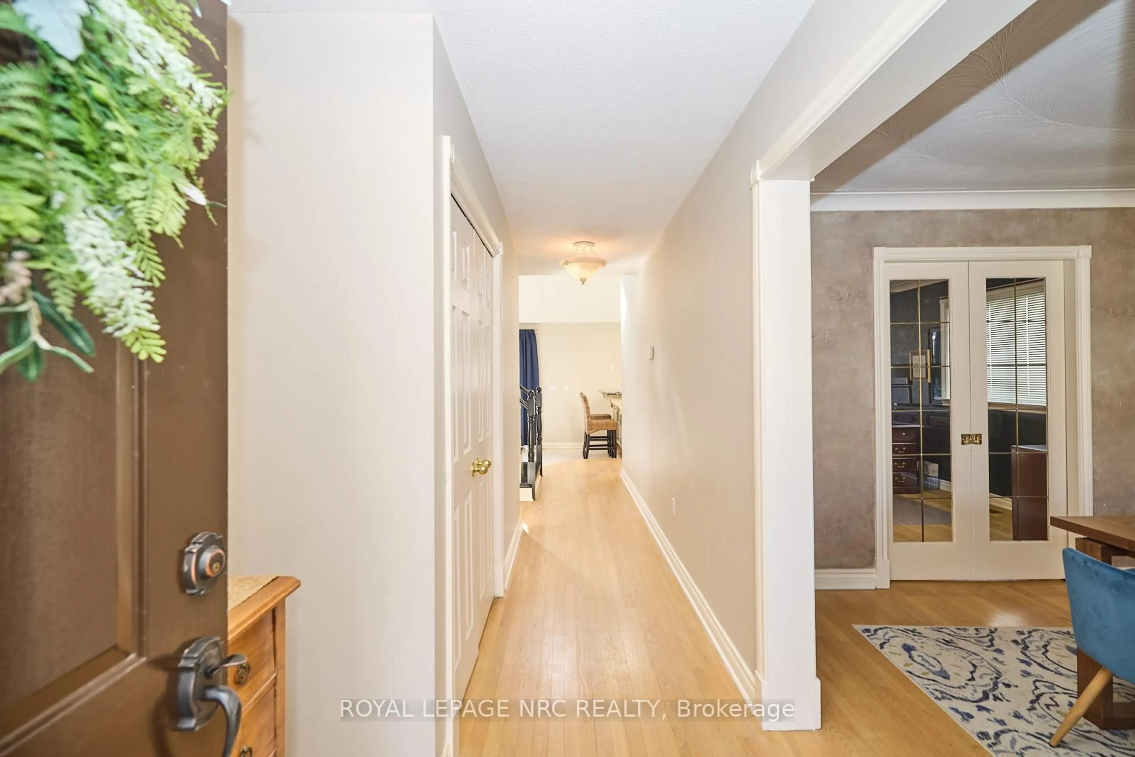 Indoor entryway for 12 Brigantine Crt, St. Catharines Ontario L2M 7V4