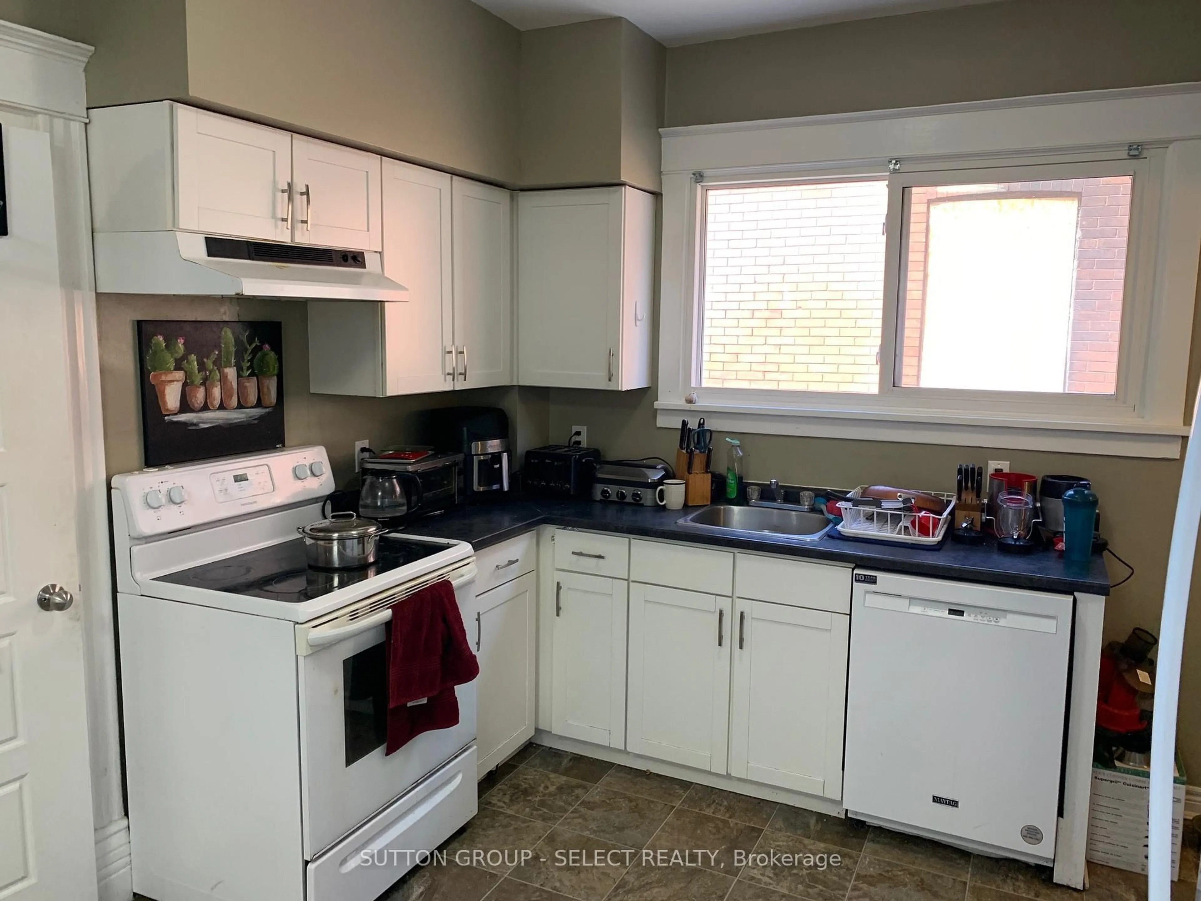 Standard kitchen, unknown for 7 Summit Ave, London North Ontario N6H 2G5