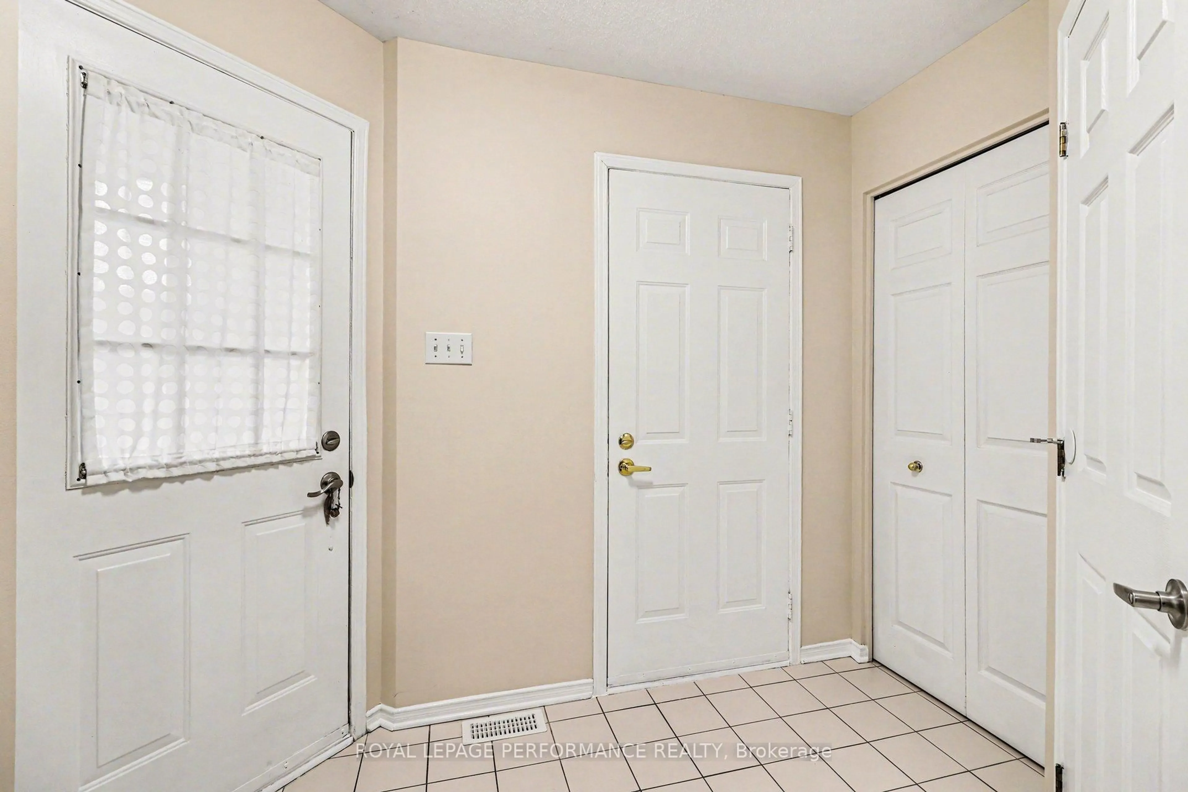 Indoor entryway for 897 Paradise Cres, Ottawa Ontario K4A 3S5