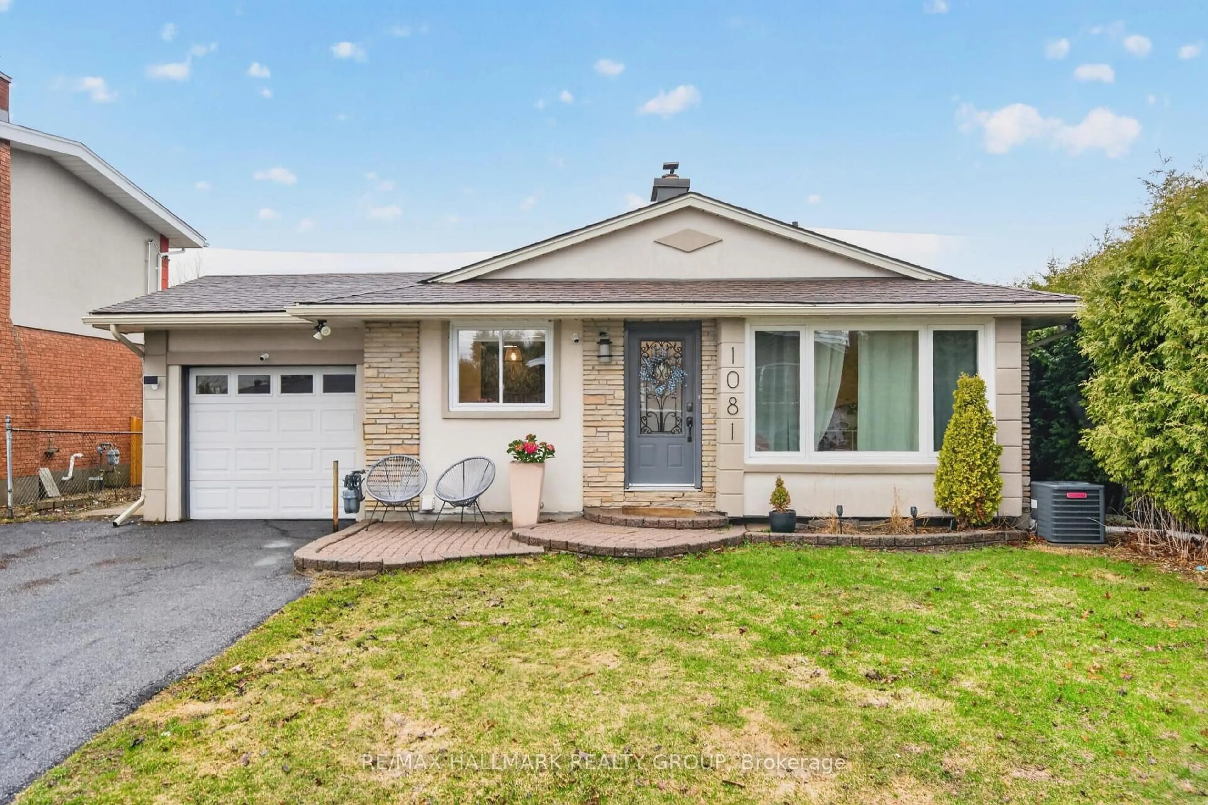 Home with vinyl exterior material, street for 1081 Foley Ave, Ottawa Ontario K1G 2R4