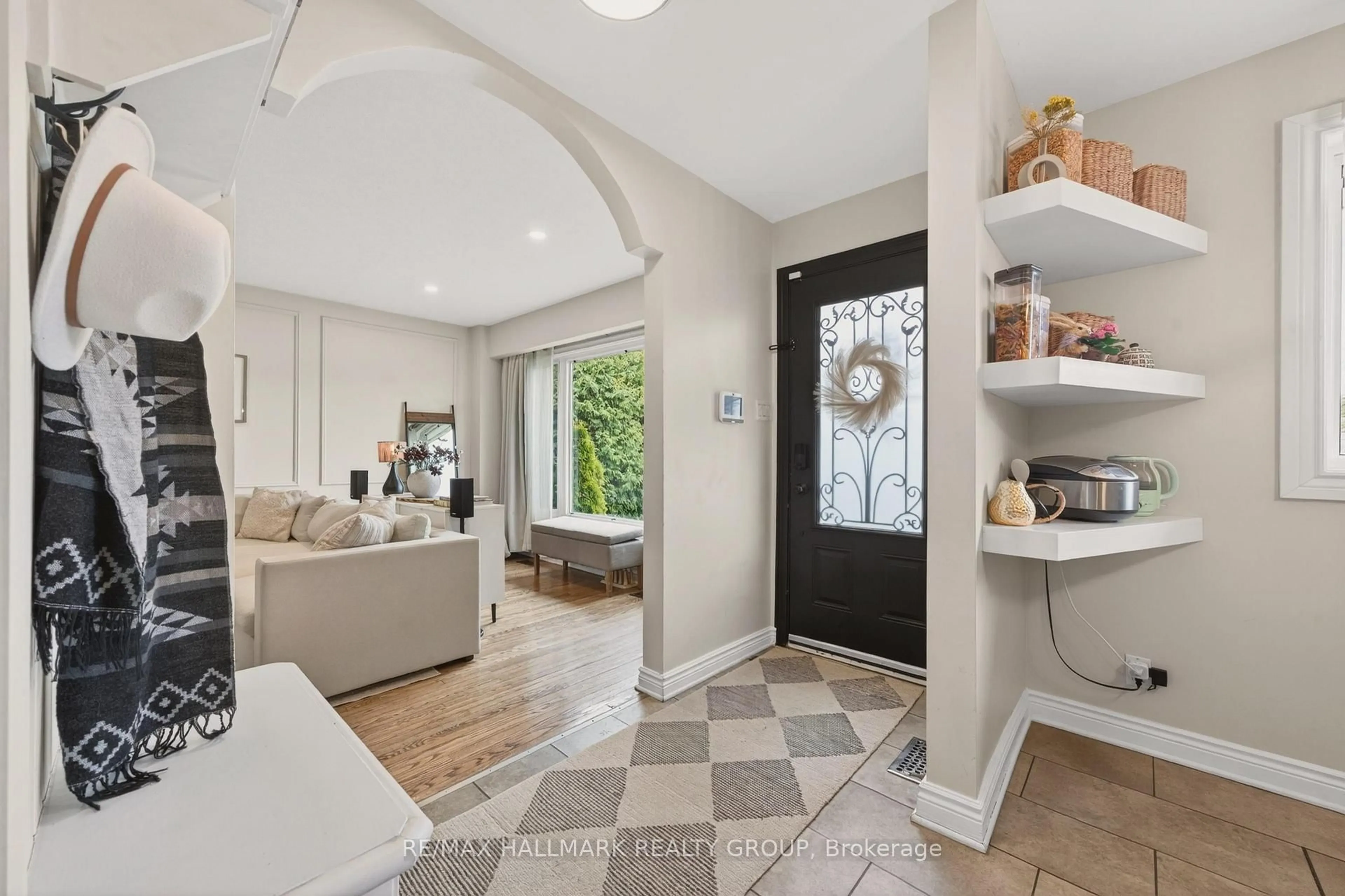 Indoor entryway for 1081 Foley Ave, Ottawa Ontario K1G 2R4