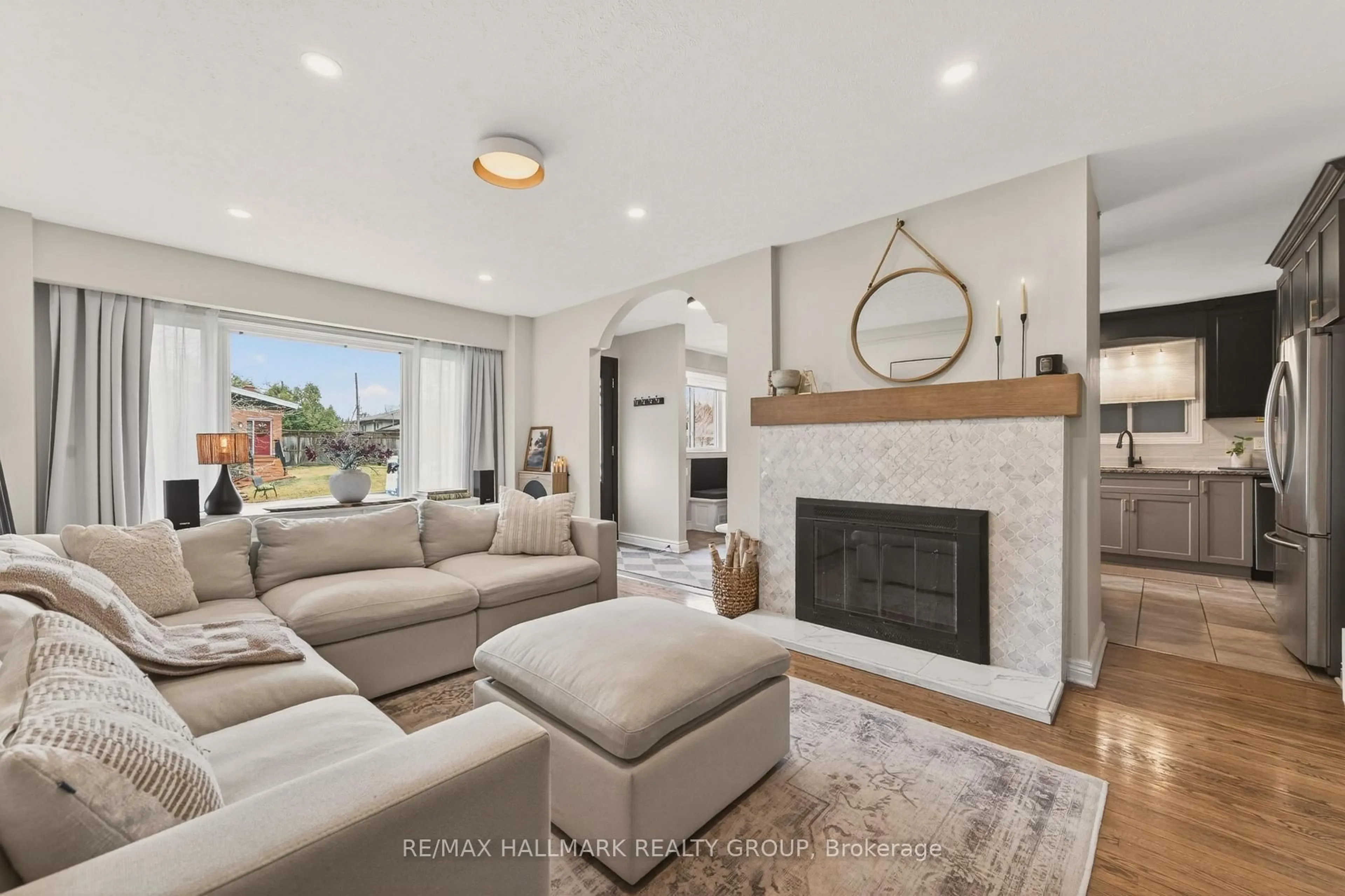 Living room with furniture, unknown for 1081 Foley Ave, Ottawa Ontario K1G 2R4