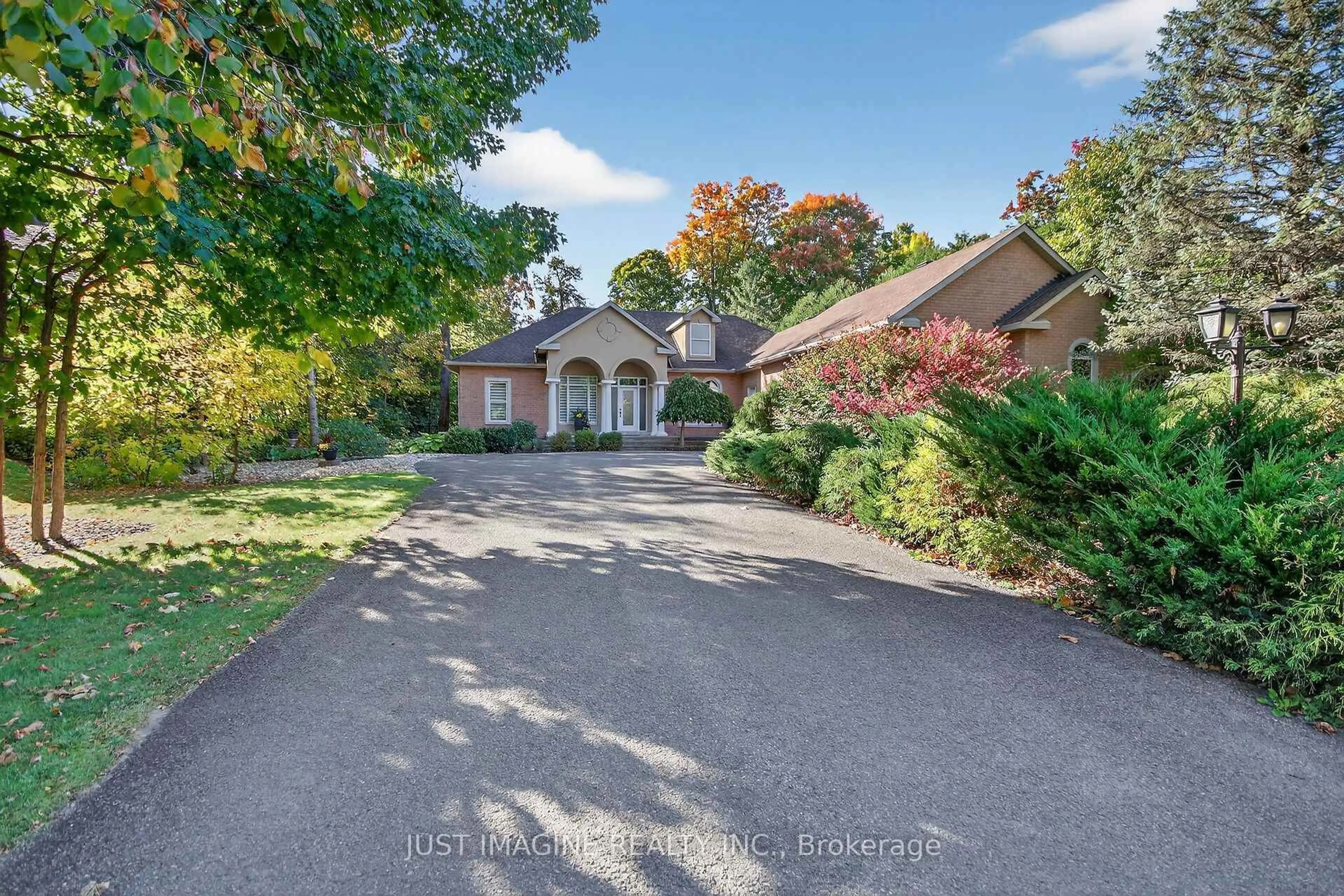 A pic from outside/outdoor area/front of a property/back of a property/a pic from drone, street for 5512 Wicklow Dr, Ottawa Ontario K4M 1C4