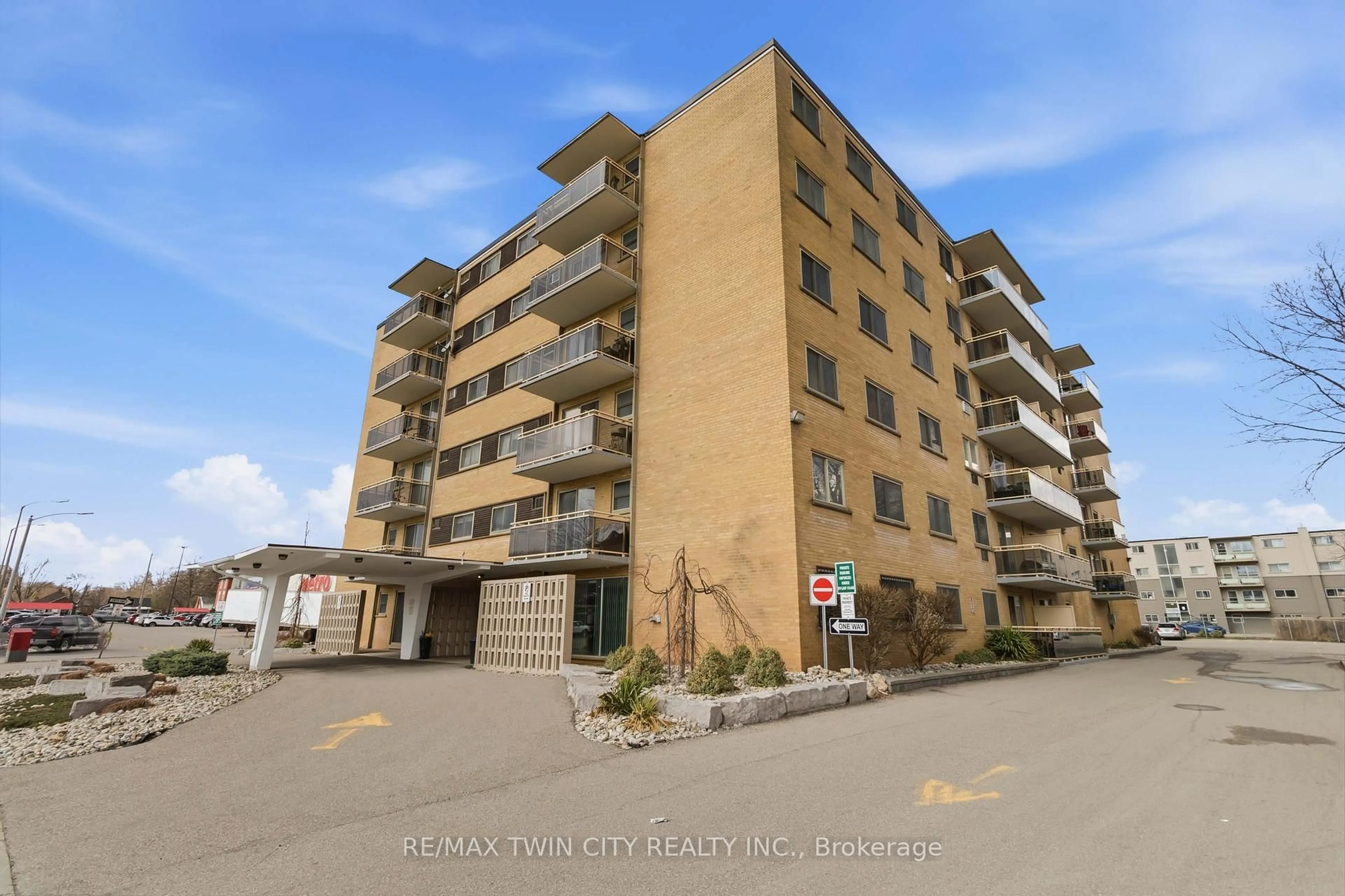 Patio, building for 87 St George St #305, Brantford Ontario N3R 1V5