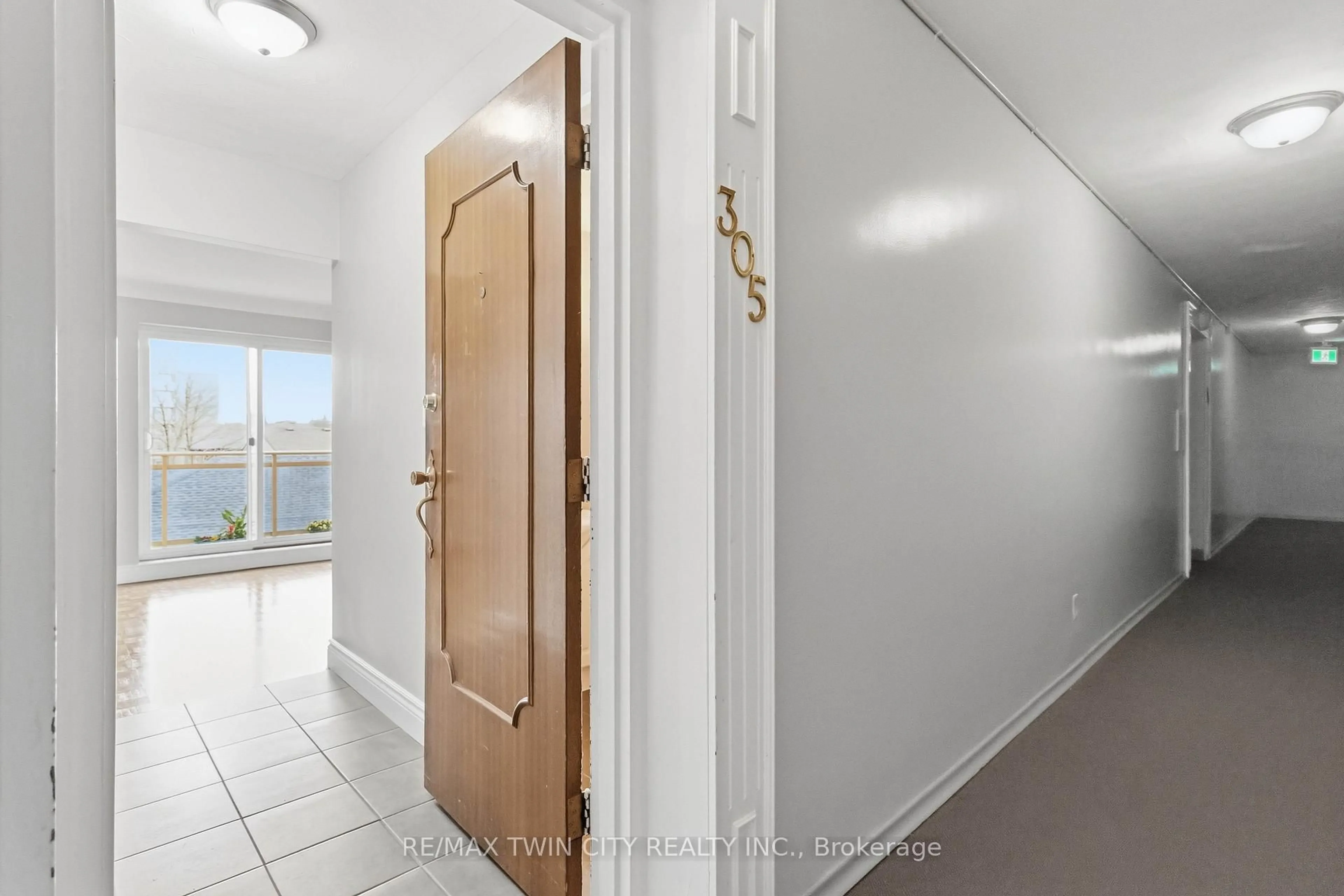 Indoor entryway for 87 St George St #305, Brantford Ontario N3R 1V5
