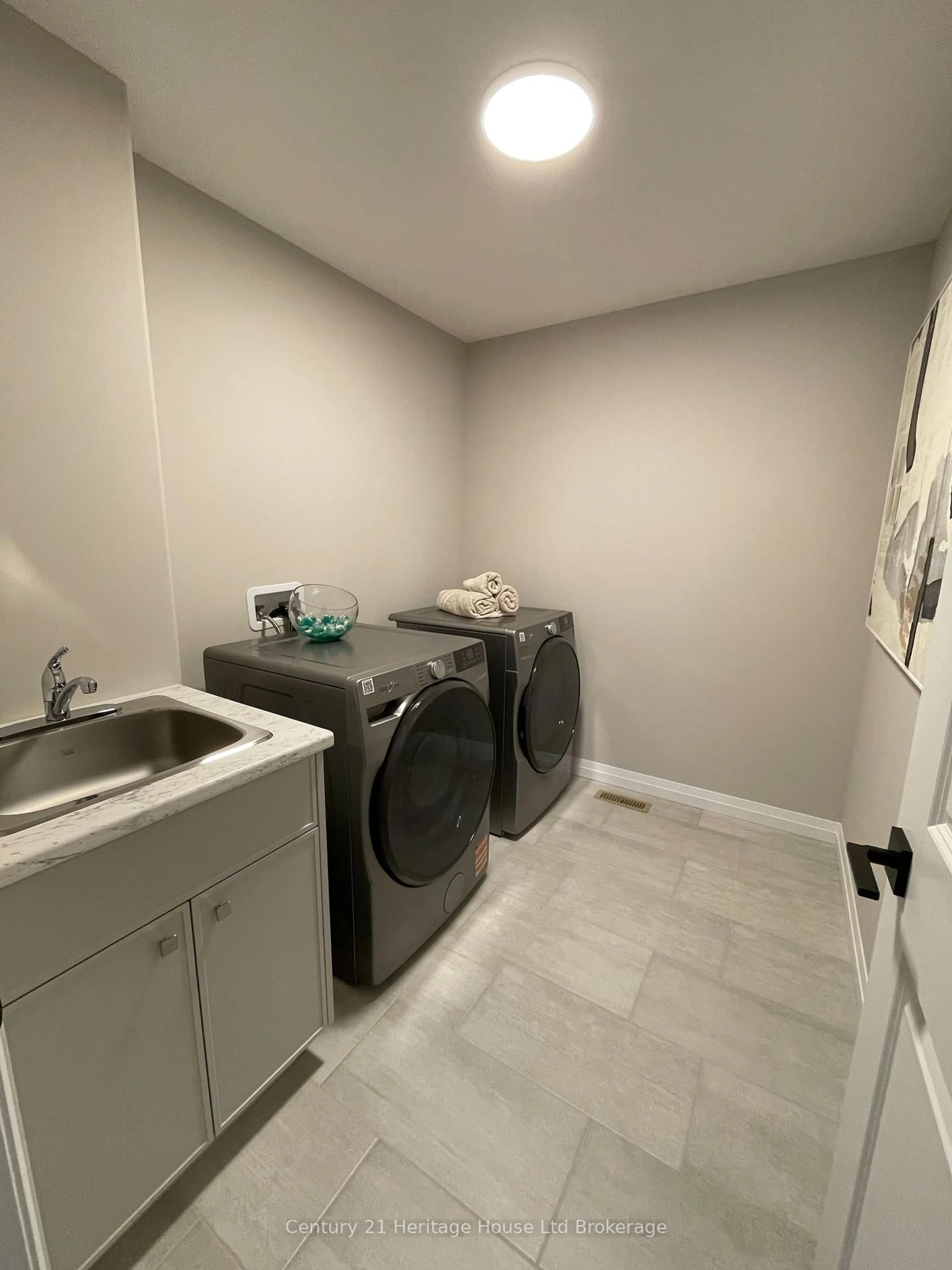 Laundry room for 339 Anderson St, Woodstock Ontario N4S 0G6