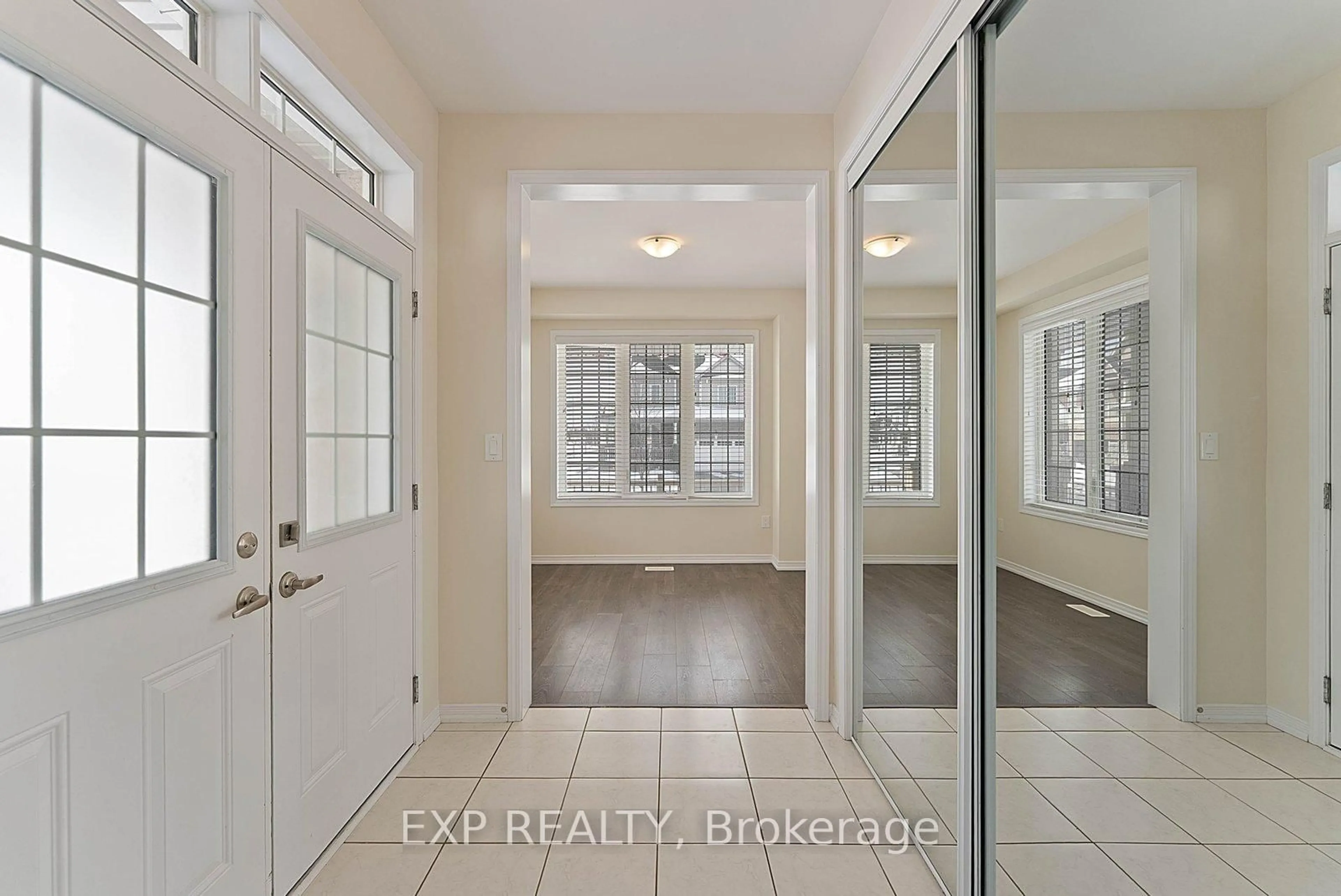 Indoor entryway for 1 Honey Comb Tr, Thorold Ontario L3B 5N5