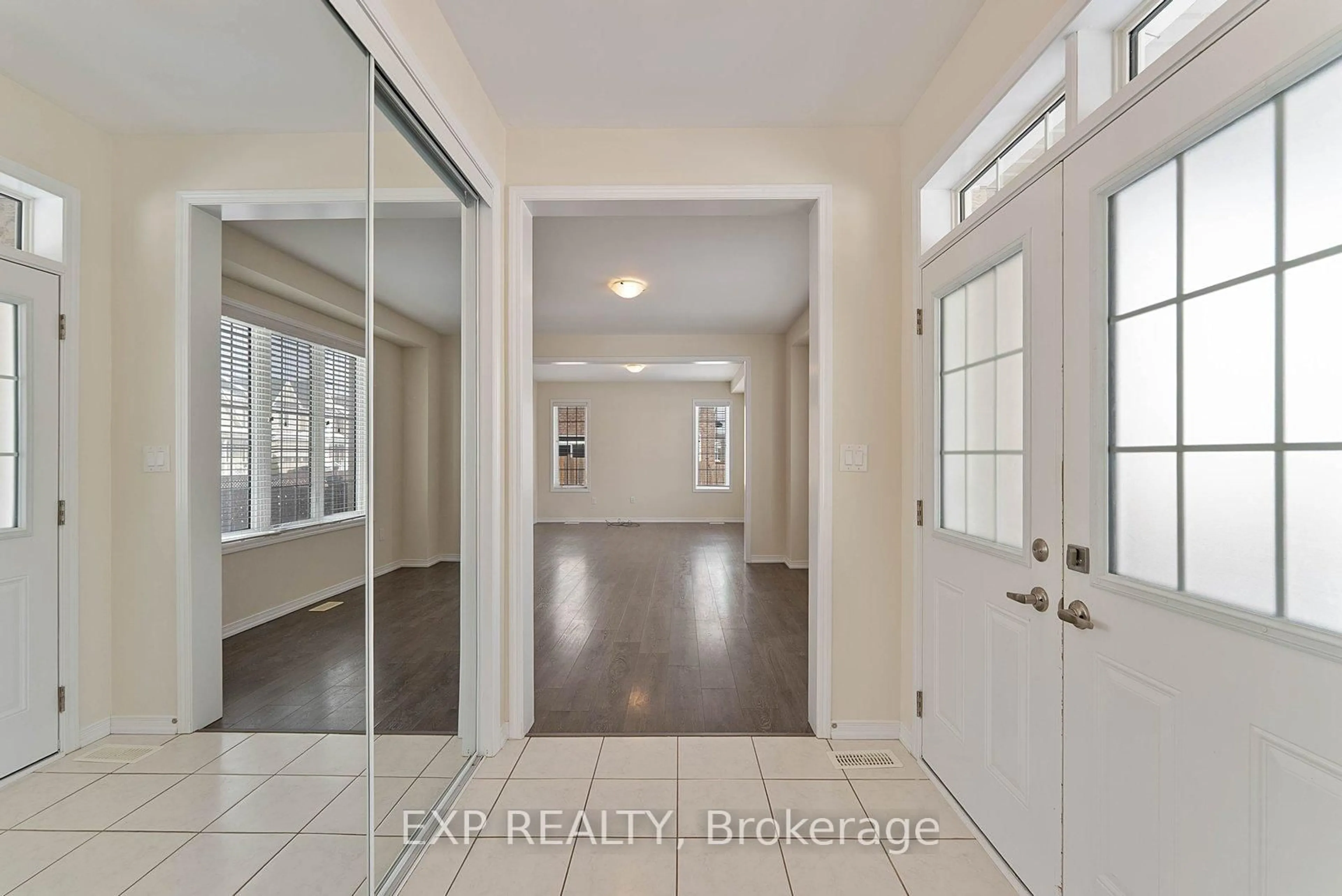 Indoor entryway for 1 Honey Comb Tr, Thorold Ontario L3B 5N5