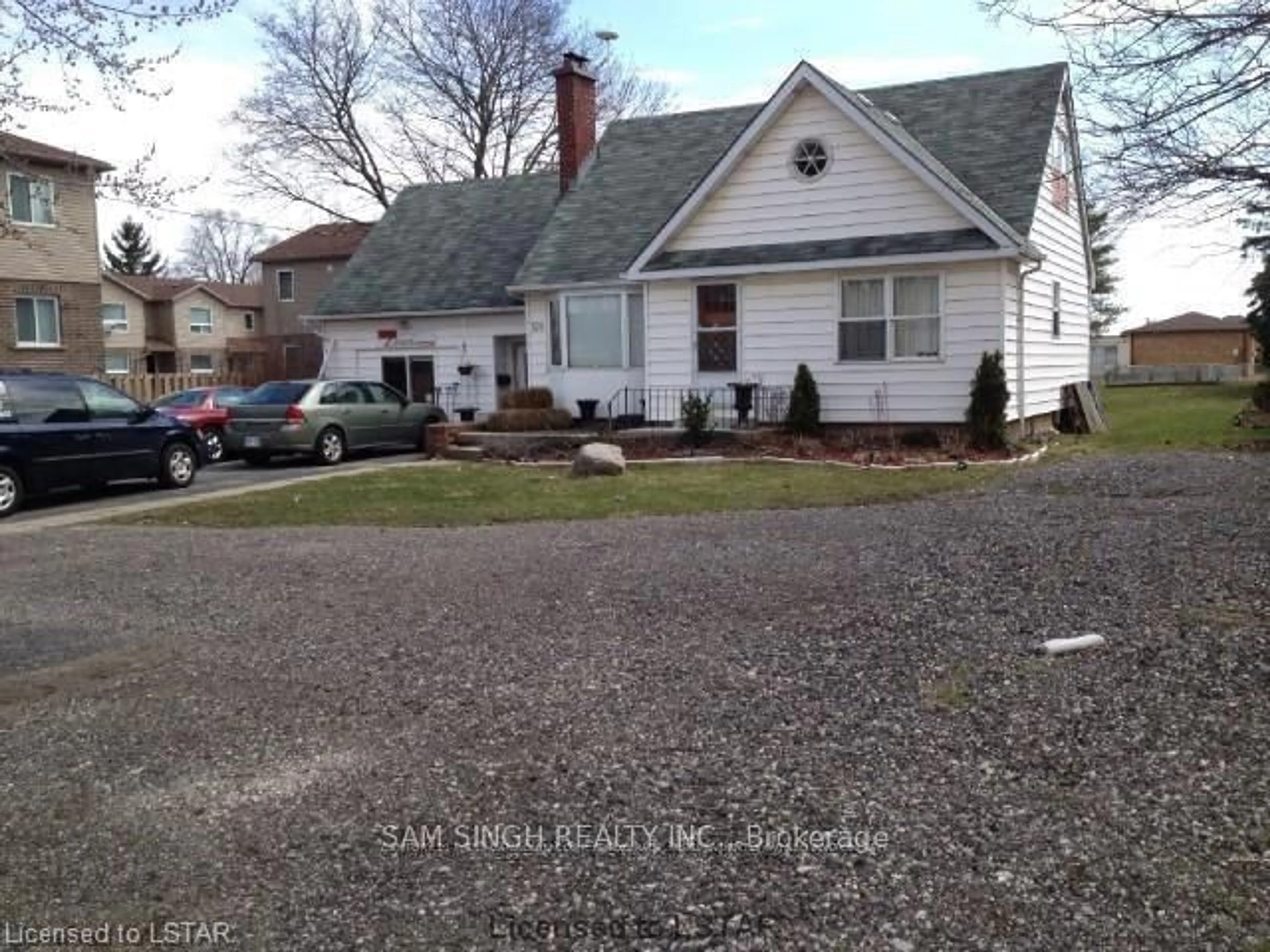 A pic from outside/outdoor area/front of a property/back of a property/a pic from drone, street for 325 Southdale Rd, London South Ontario N6E 1A2