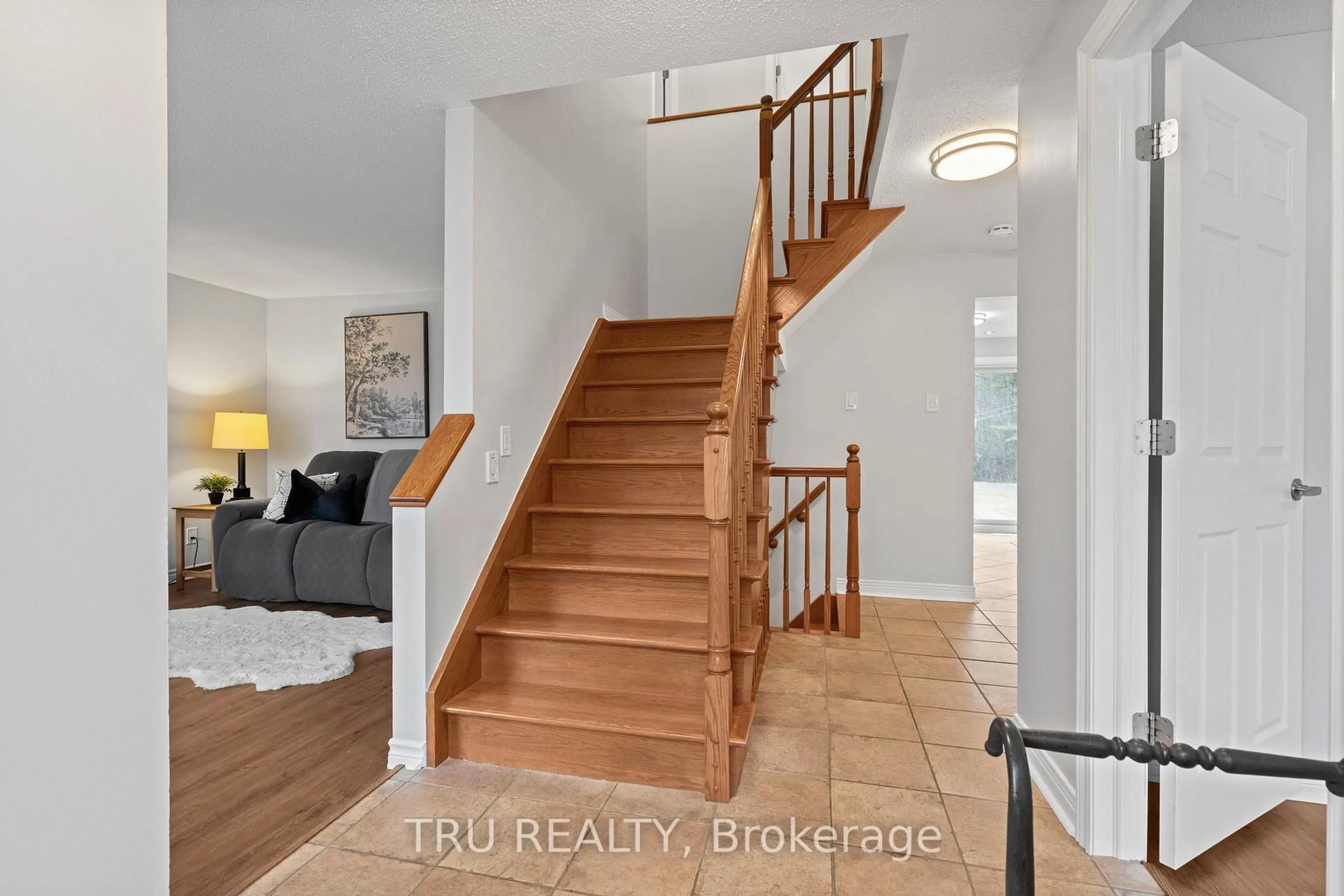 Indoor entryway for 256 Hoylake Cres, Orleans Ontario K1E 2M8