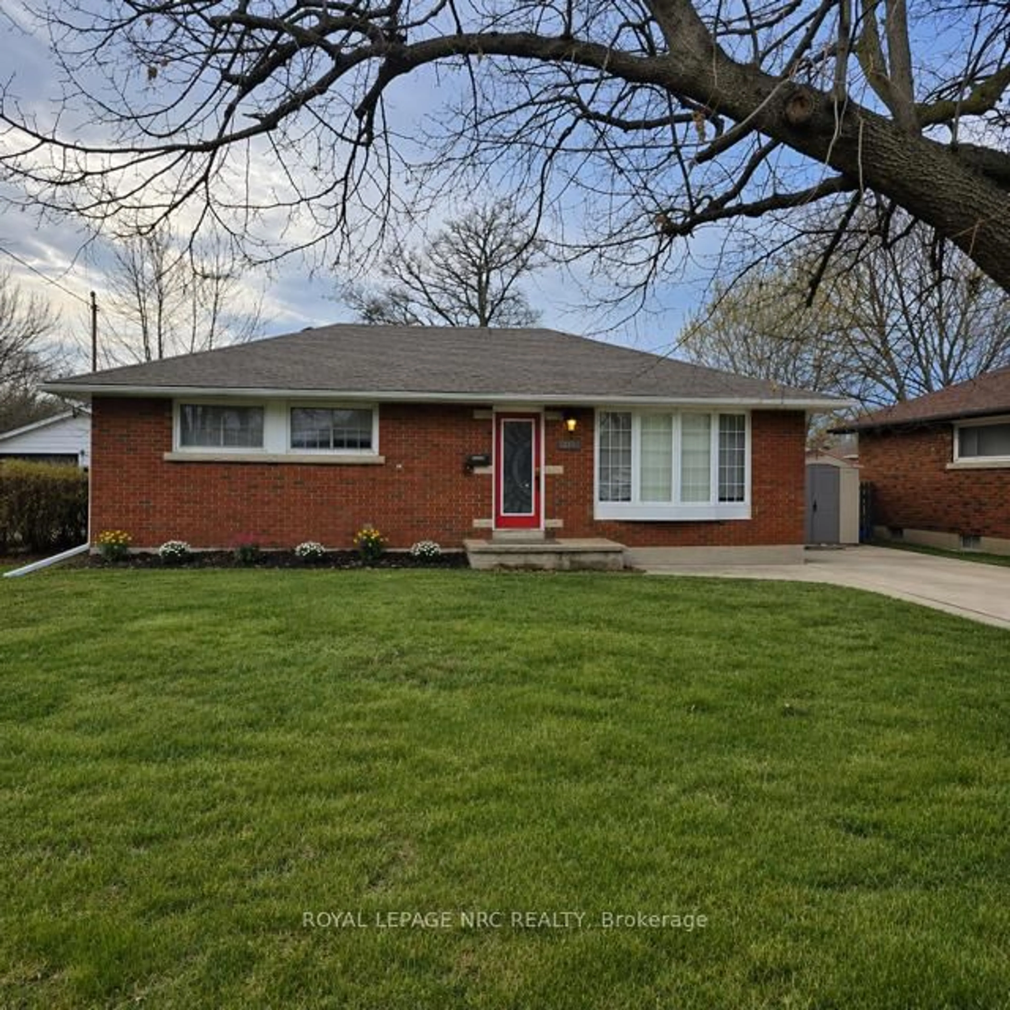 Home with brick exterior material, street for 37 Howard Ave, St. Catharines Ontario L2N 3W8
