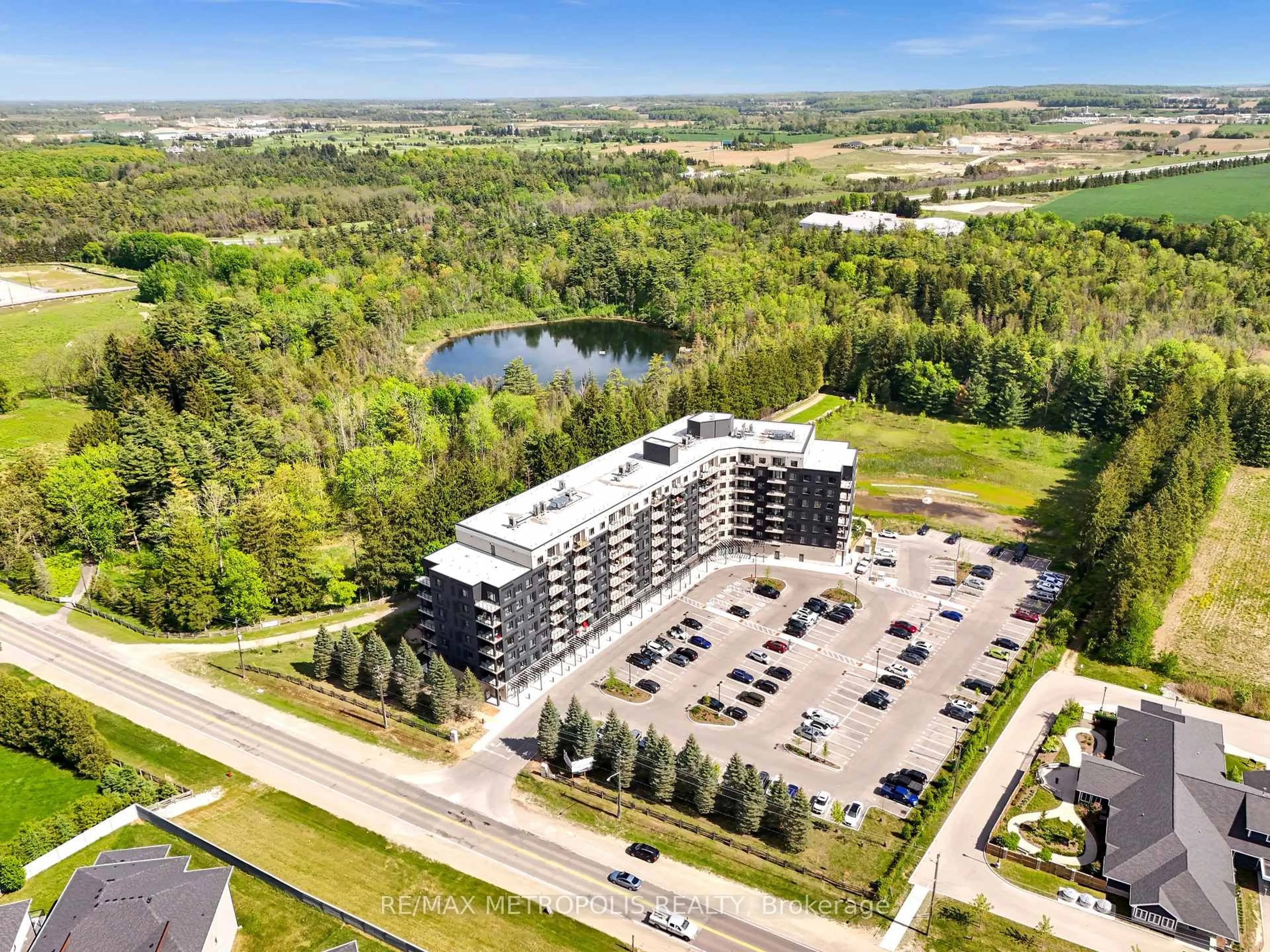 A pic from outside/outdoor area/front of a property/back of a property/a pic from drone, building for 525 New Dundee Rd #322, Kitchener Ontario N2P 0K8