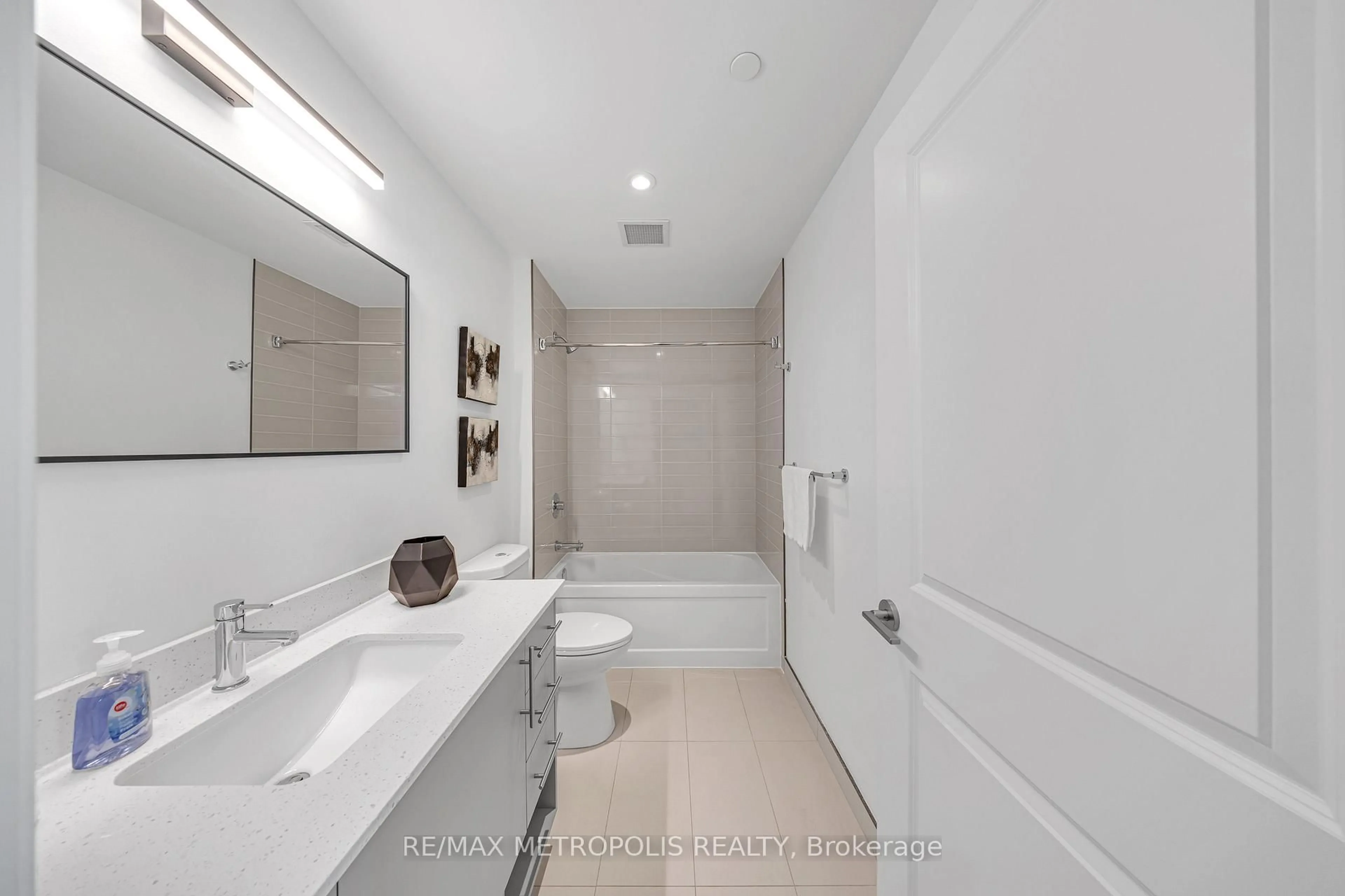 Contemporary bathroom, ceramic/tile floor for 525 New Dundee Rd #322, Kitchener Ontario N2P 0K8
