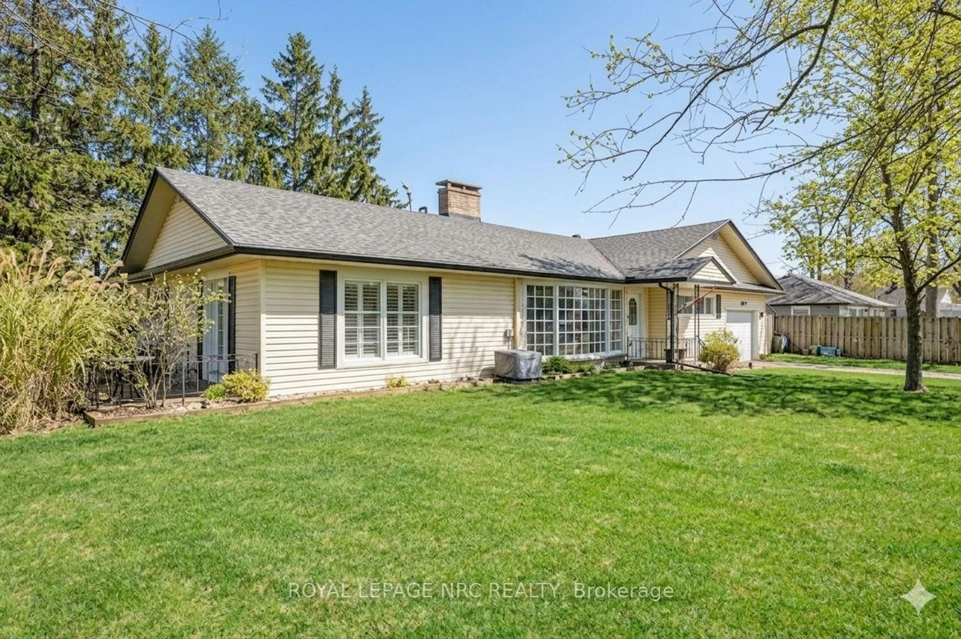 A pic from outside/outdoor area/front of a property/back of a property/a pic from drone, street for 3208 Young Ave, Fort Erie Ontario L0S 1N0