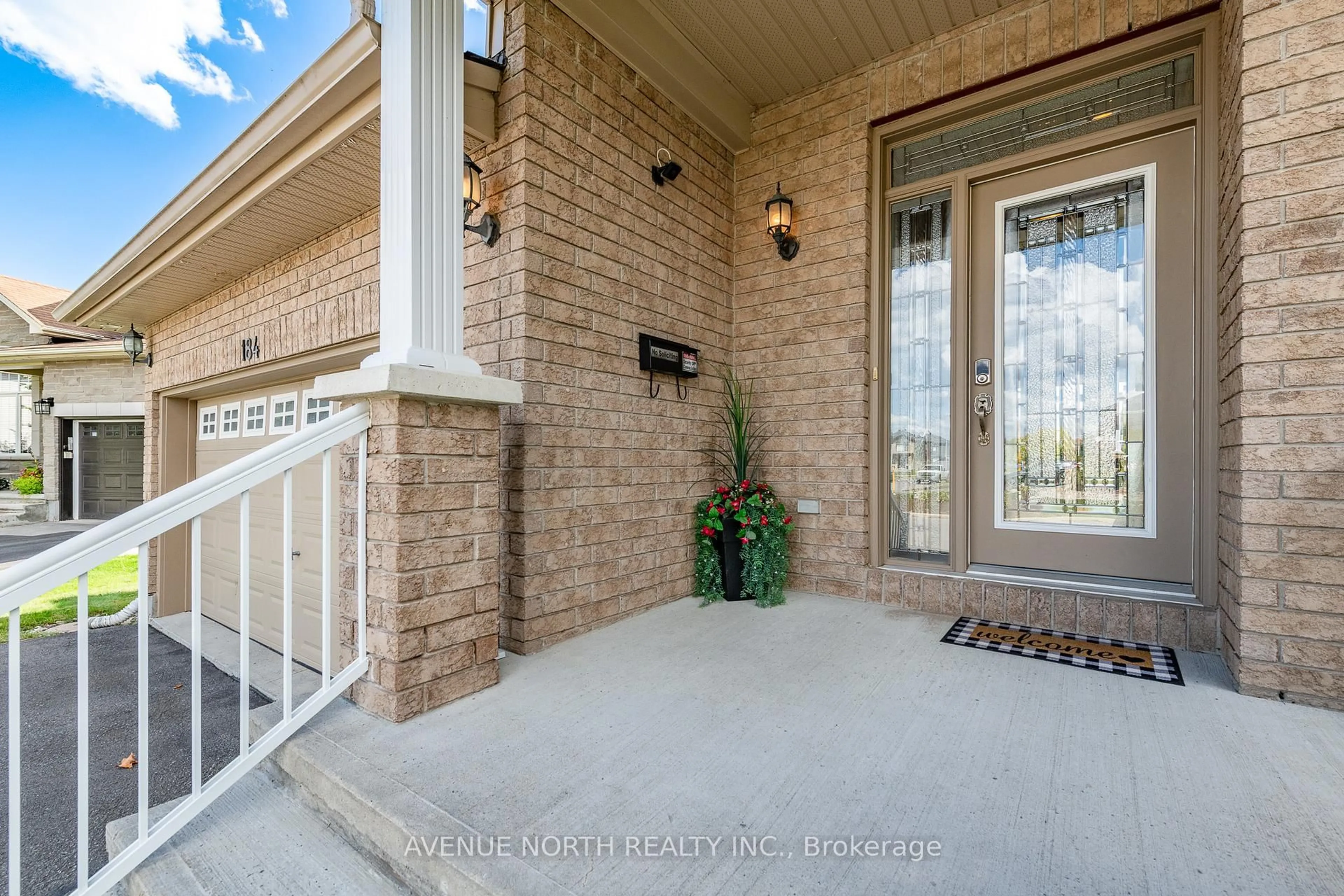 Indoor entryway for 184 Felicity Cres, Ottawa Ontario K1W 0C2