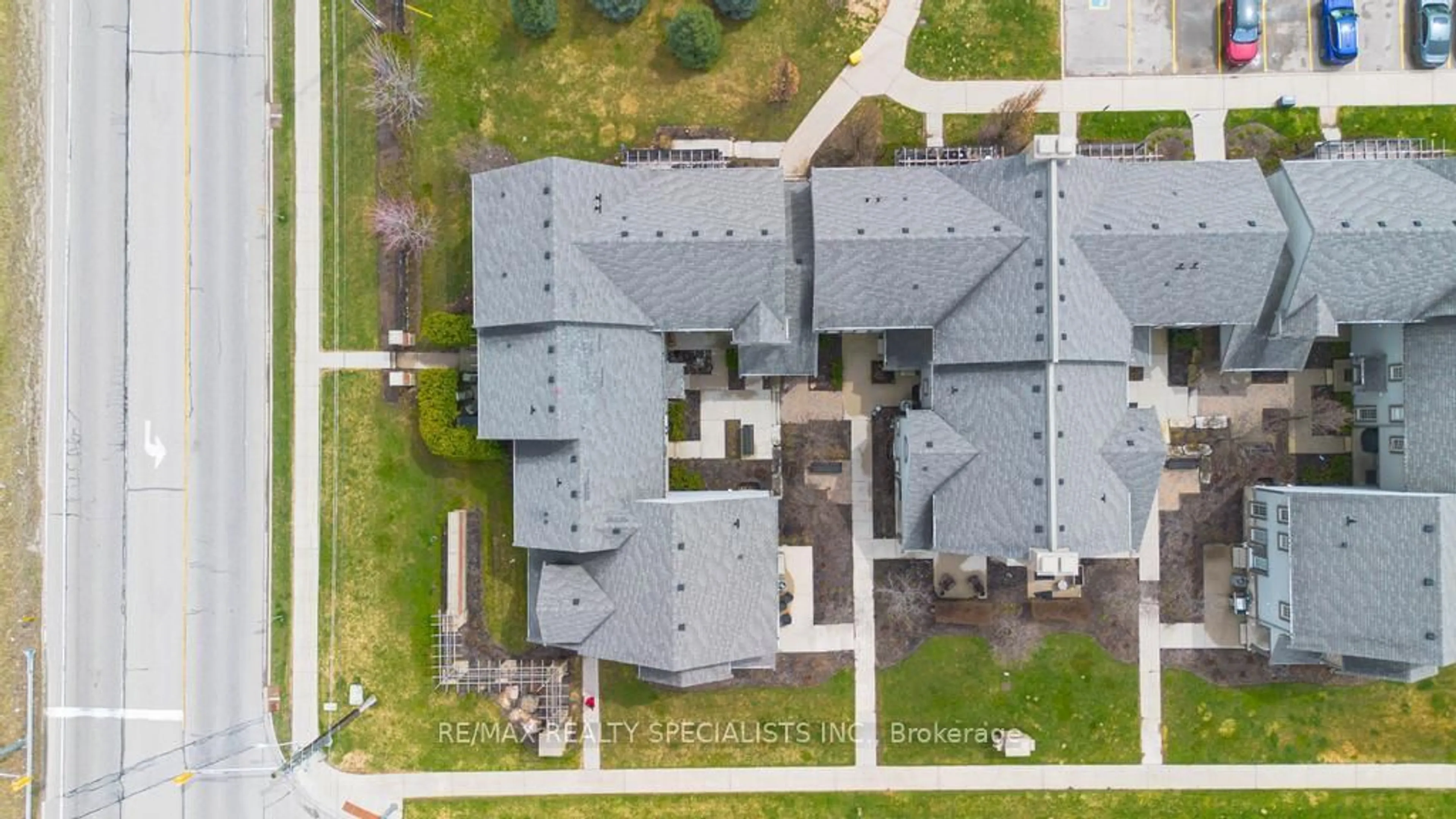 A pic from outside/outdoor area/front of a property/back of a property/a pic from drone, building for 101 Frederick Dr #2, Guelph Ontario N1L 0K7