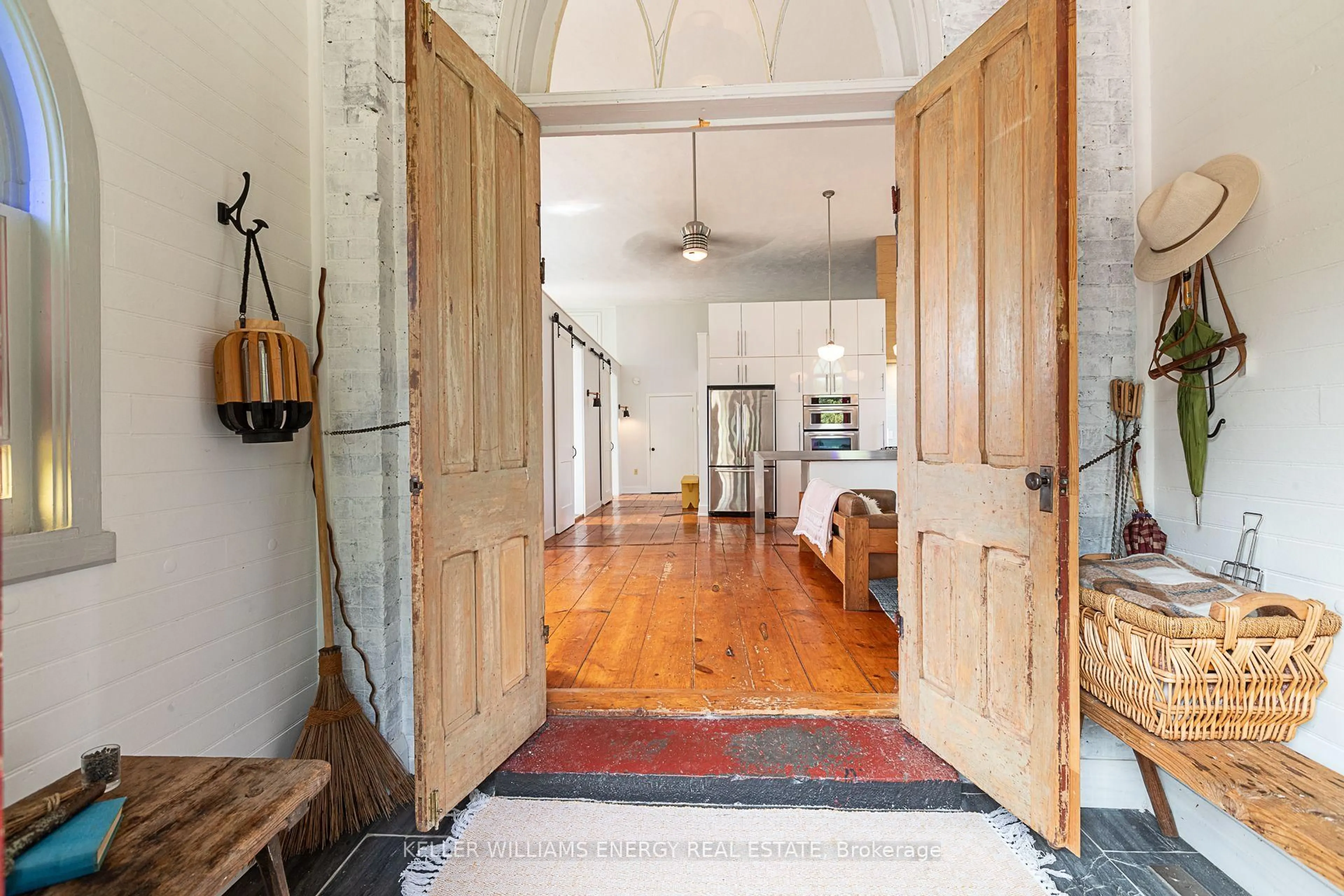 Indoor foyer for 1637 Highway 62, Prince Edward County Ontario K0K 1G0