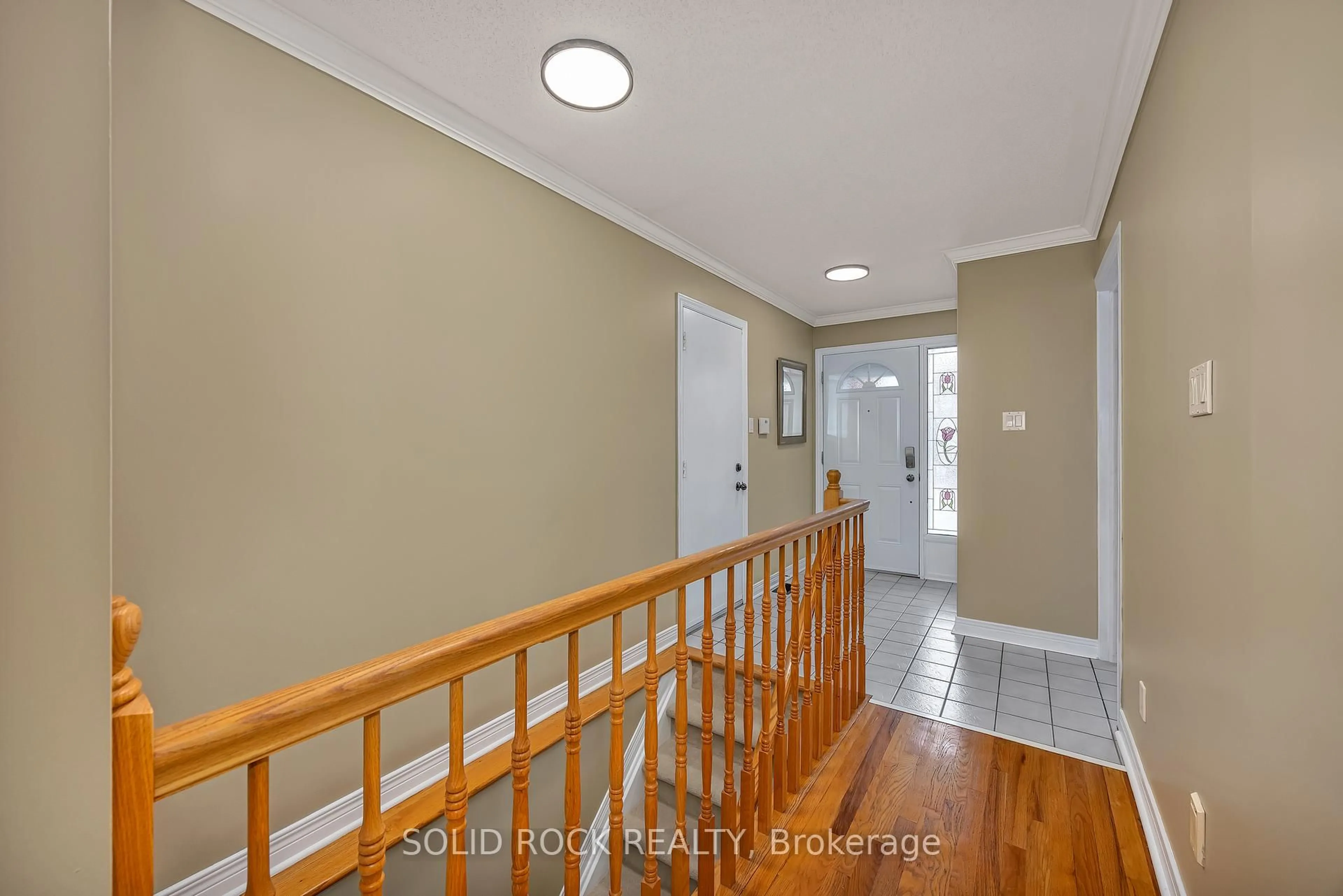 Indoor entryway for 2 Newborough Cres, Ottawa Ontario K2G 6A2