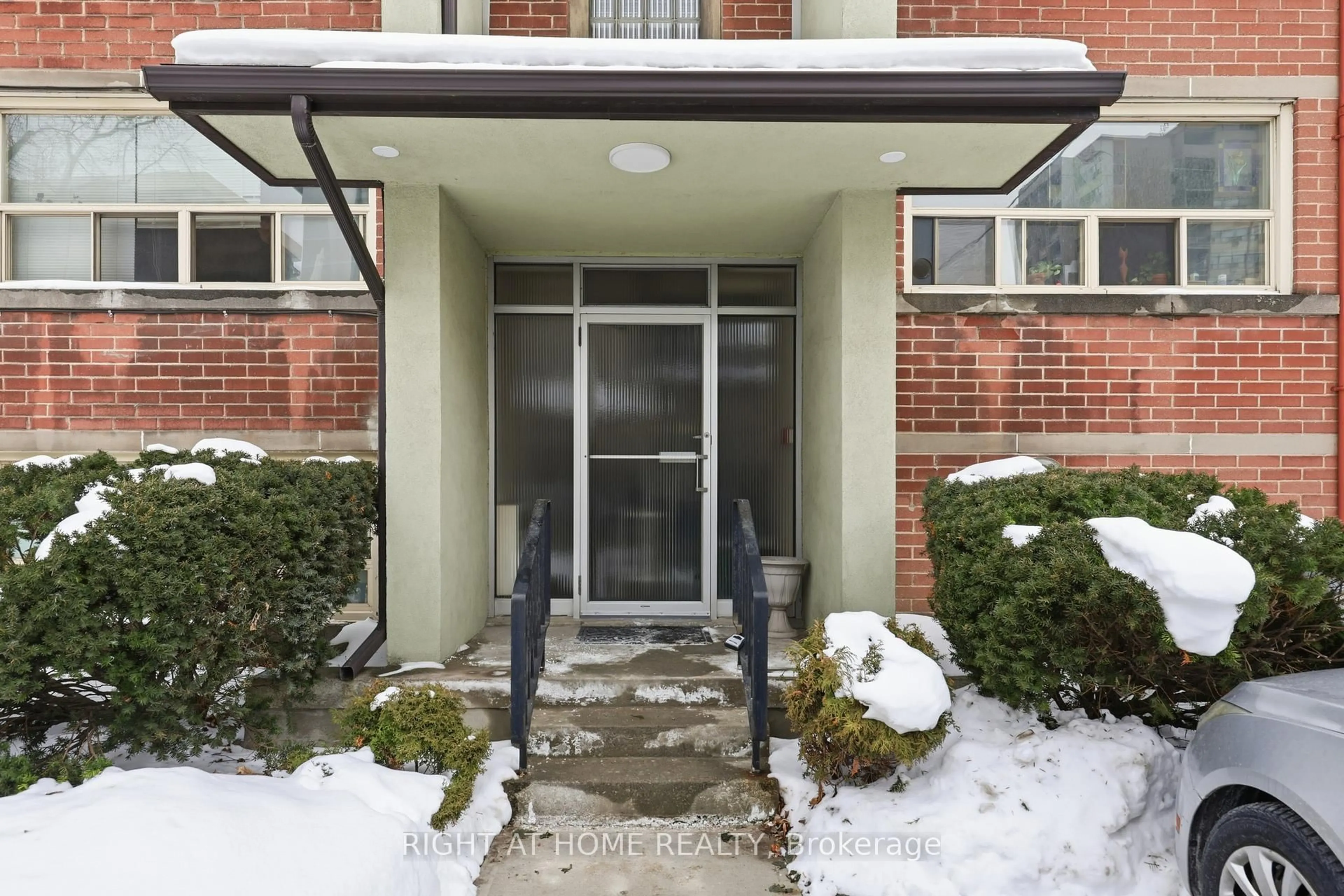 Indoor entryway for 223 MacNab St #11, Hamilton Ontario L8P 3C9