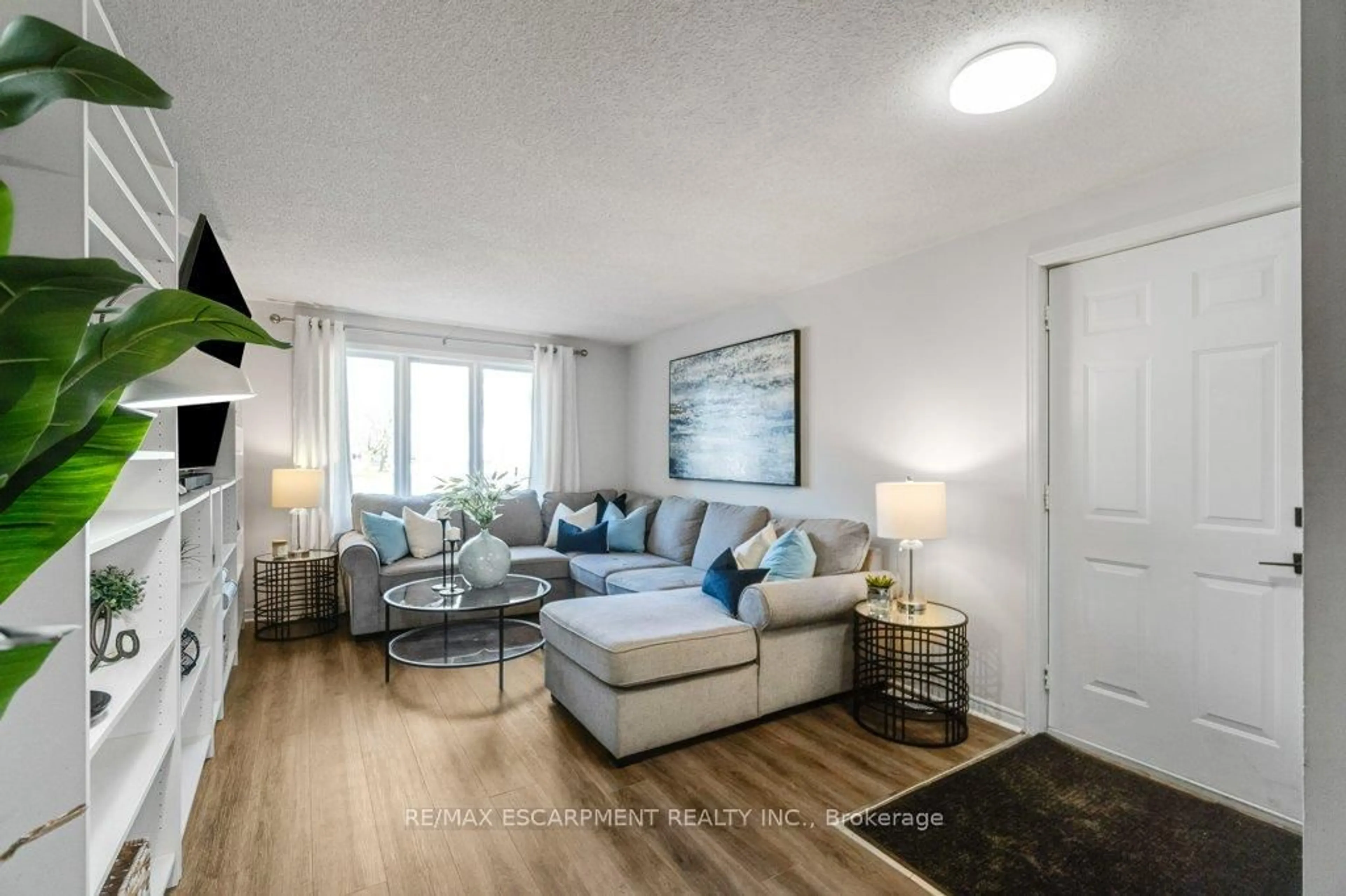 Living room with furniture, unknown for 28 Kathleen St, Brant Ontario N3L 3X8