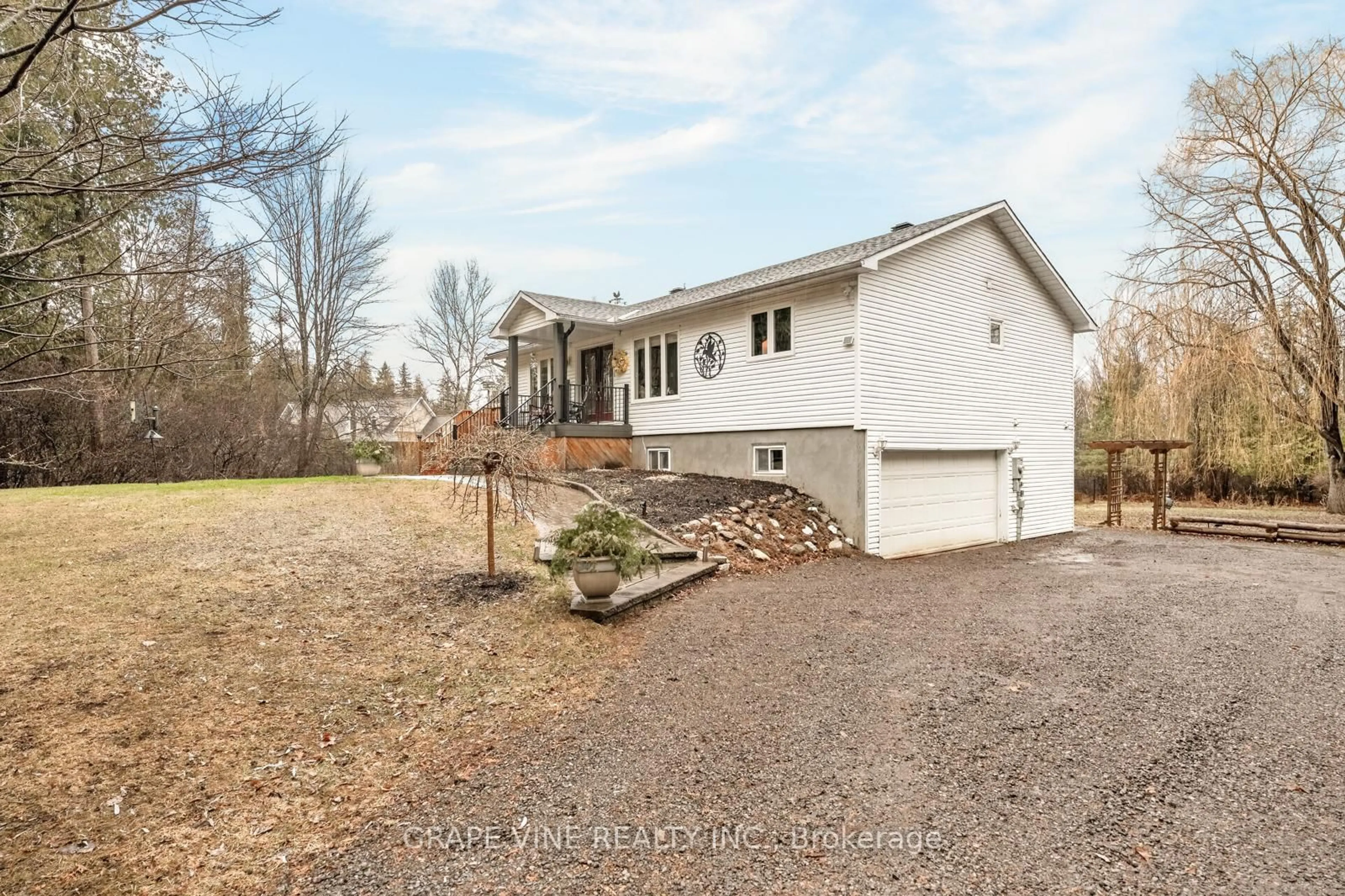 A pic from outside/outdoor area/front of a property/back of a property/a pic from drone, street for 119 Sierra Woods Dr, Carp Ontario K0A 1L0