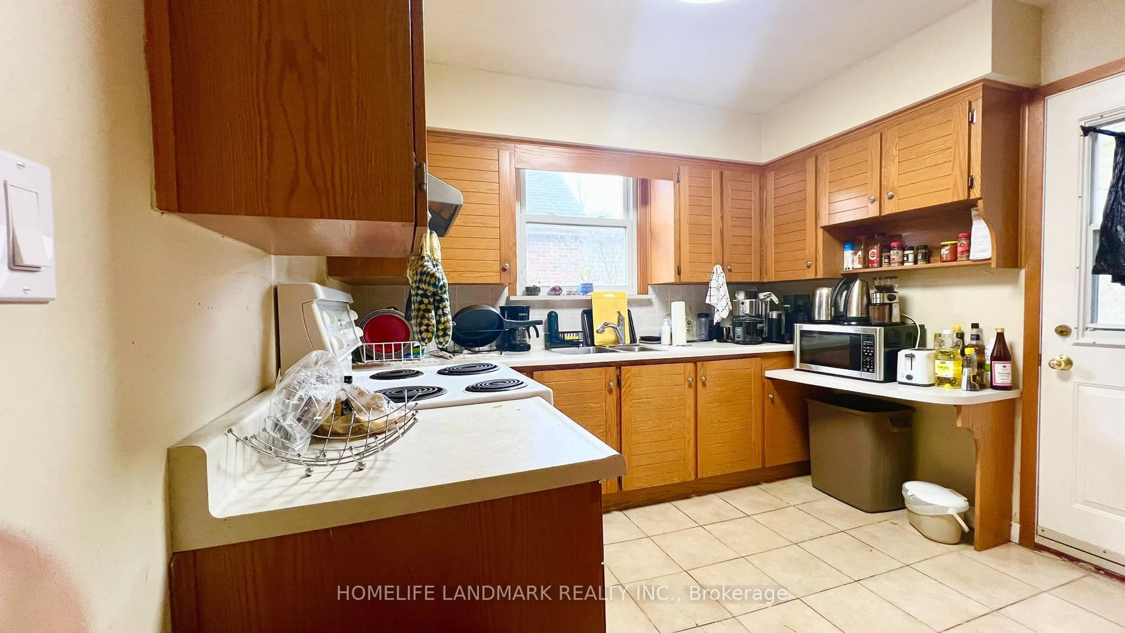 Kitchen with laundary machines, unknown for 84 Binkley Cres, Hamilton Ontario L8S 3L1
