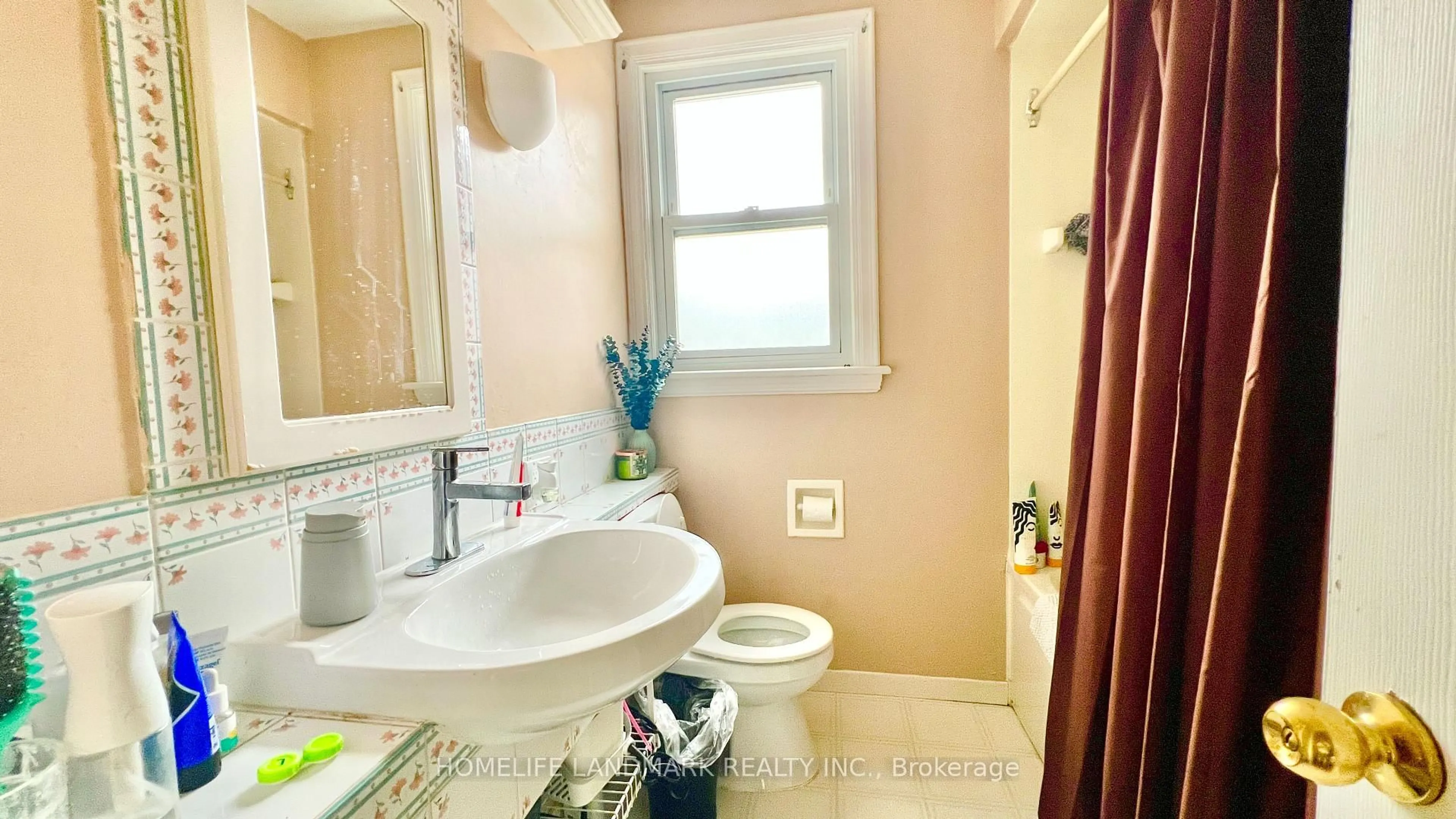 Standard bathroom, ceramic/tile floor for 84 Binkley Cres, Hamilton Ontario L8S 3L1