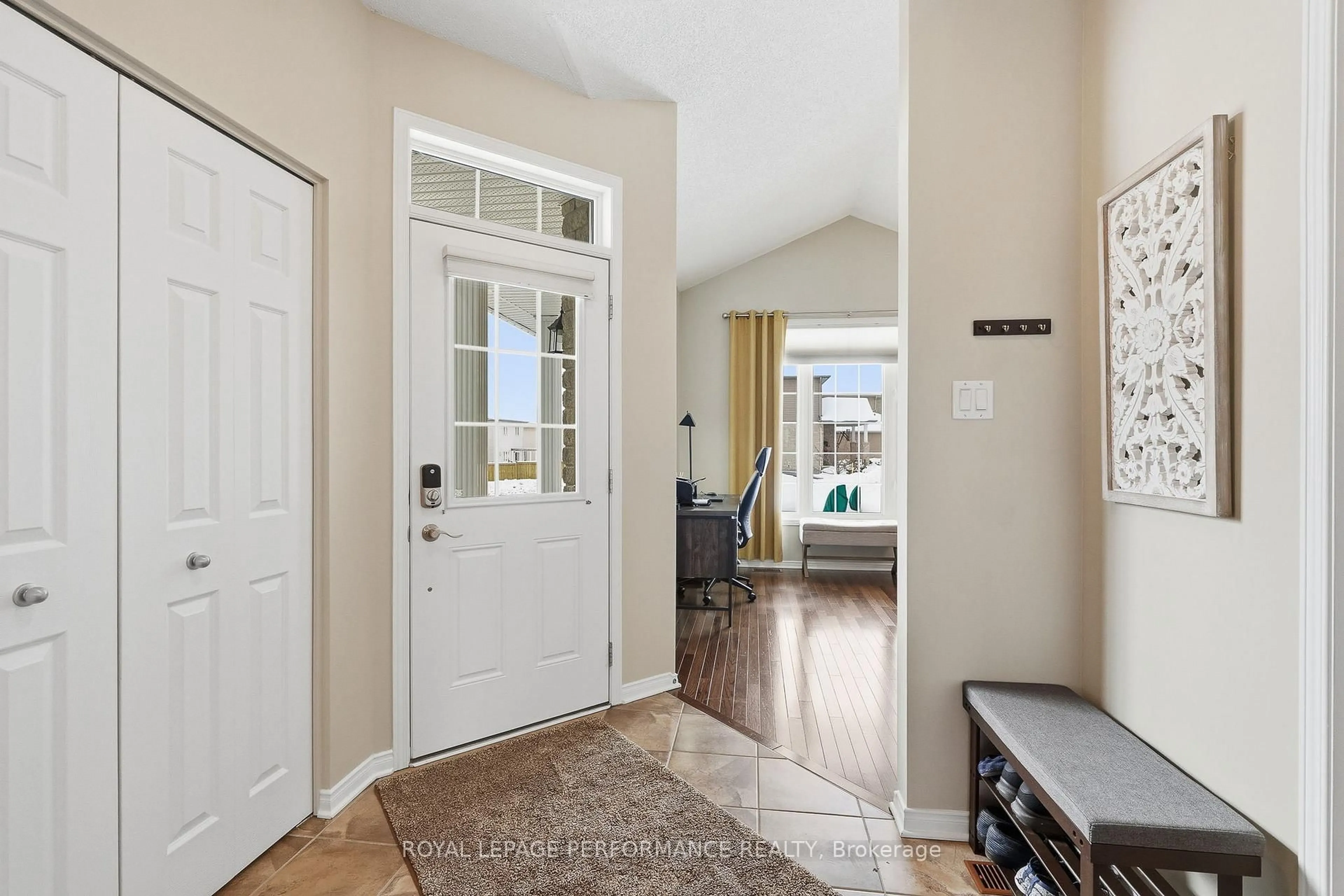 Indoor entryway for 112 Jade St, Clarence-Rockland Ontario K4K 0C8