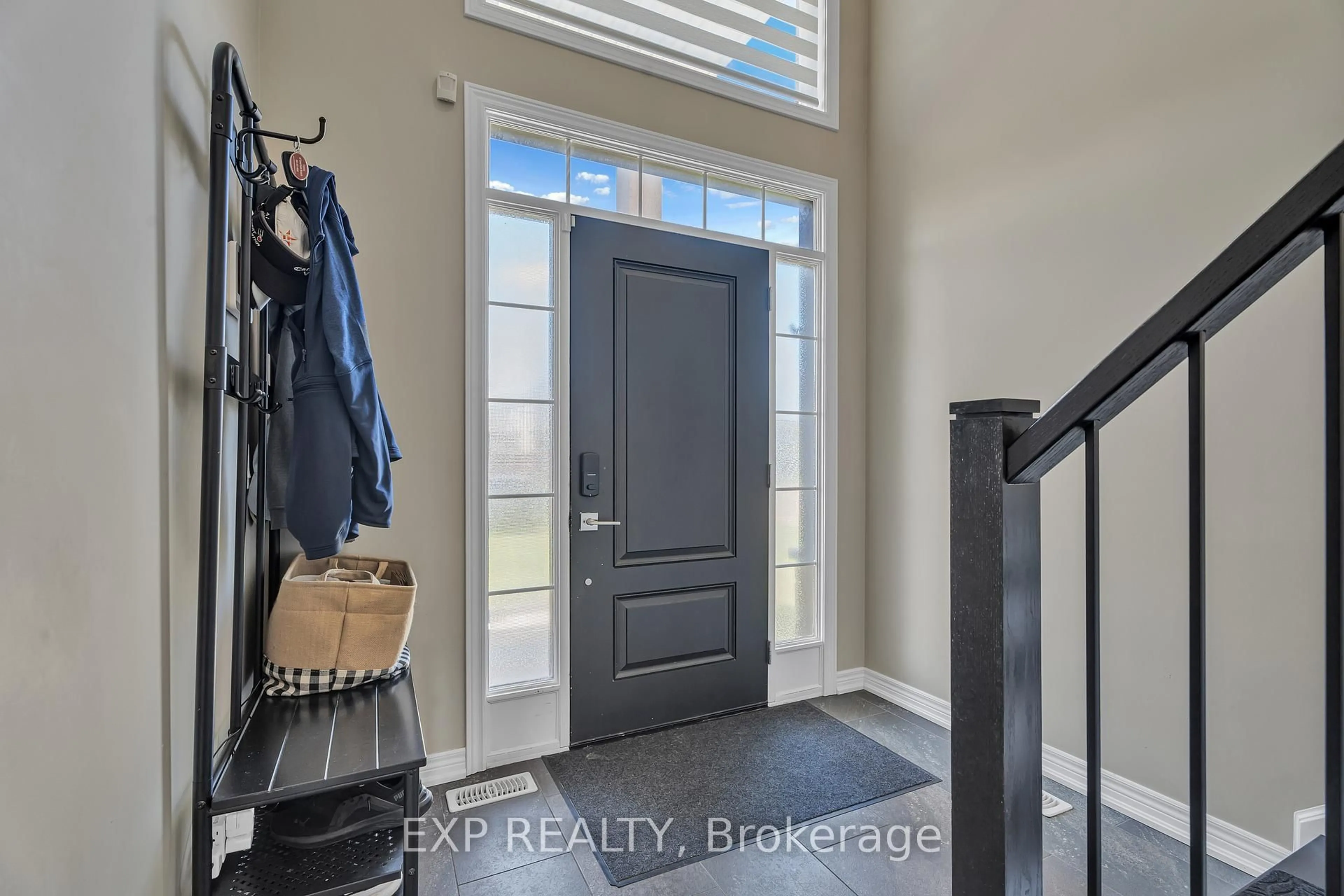 Indoor entryway for 1206 Hansler Rd, Thorold Ontario L2V 0G2