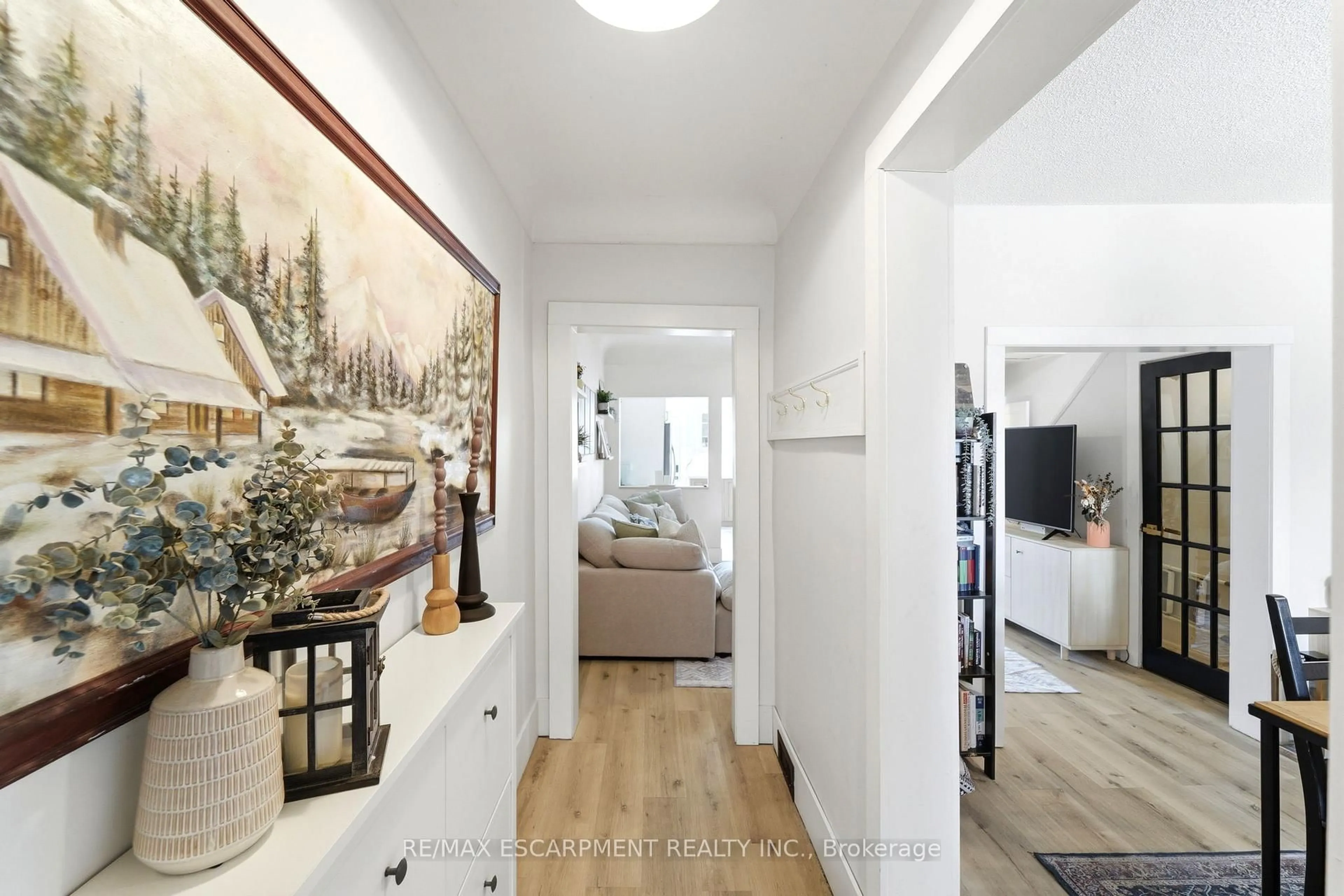 Indoor entryway for 82 Clinton St, Hamilton Ontario L8L 3K2