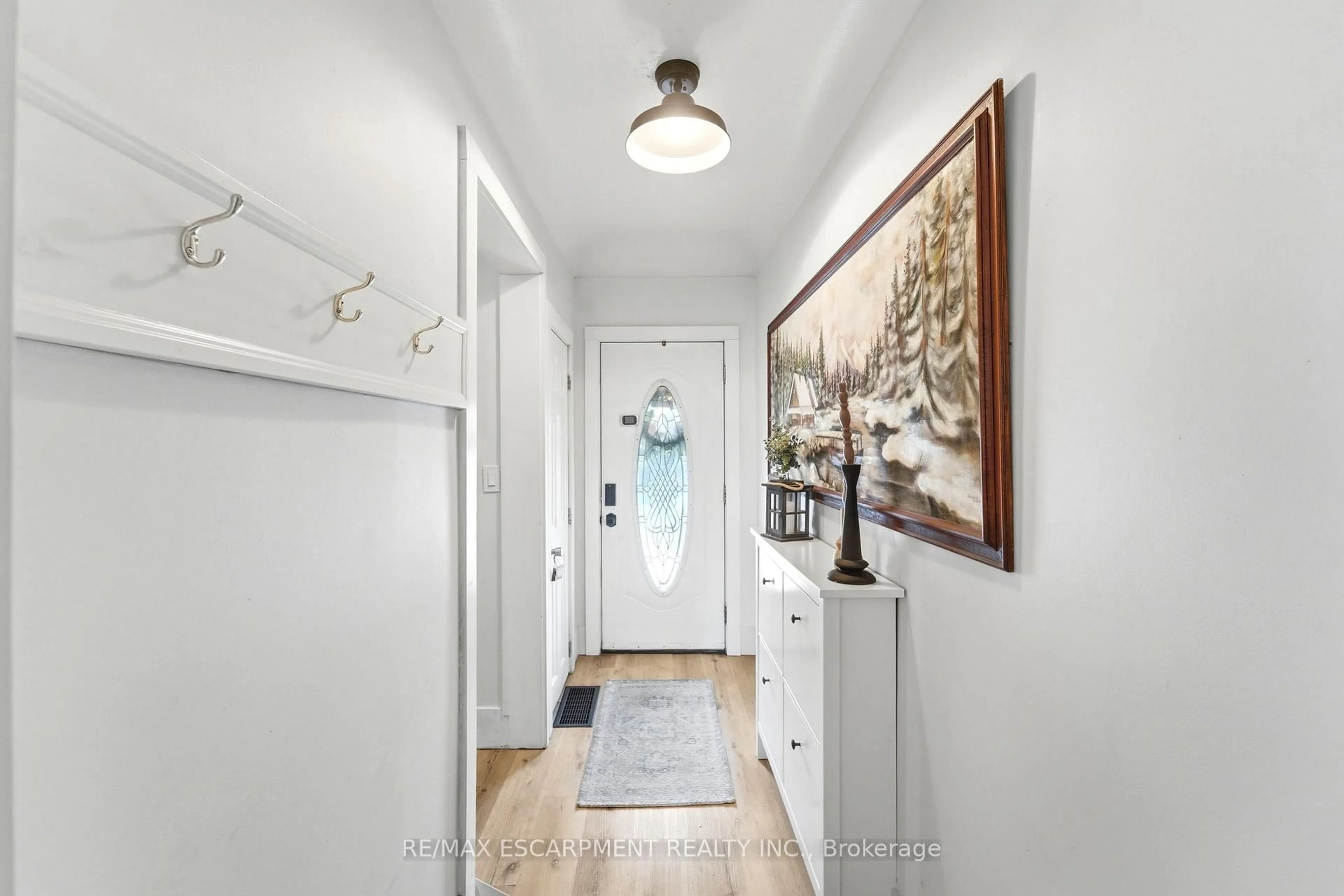 Indoor entryway for 82 Clinton St, Hamilton Ontario L8L 3K2