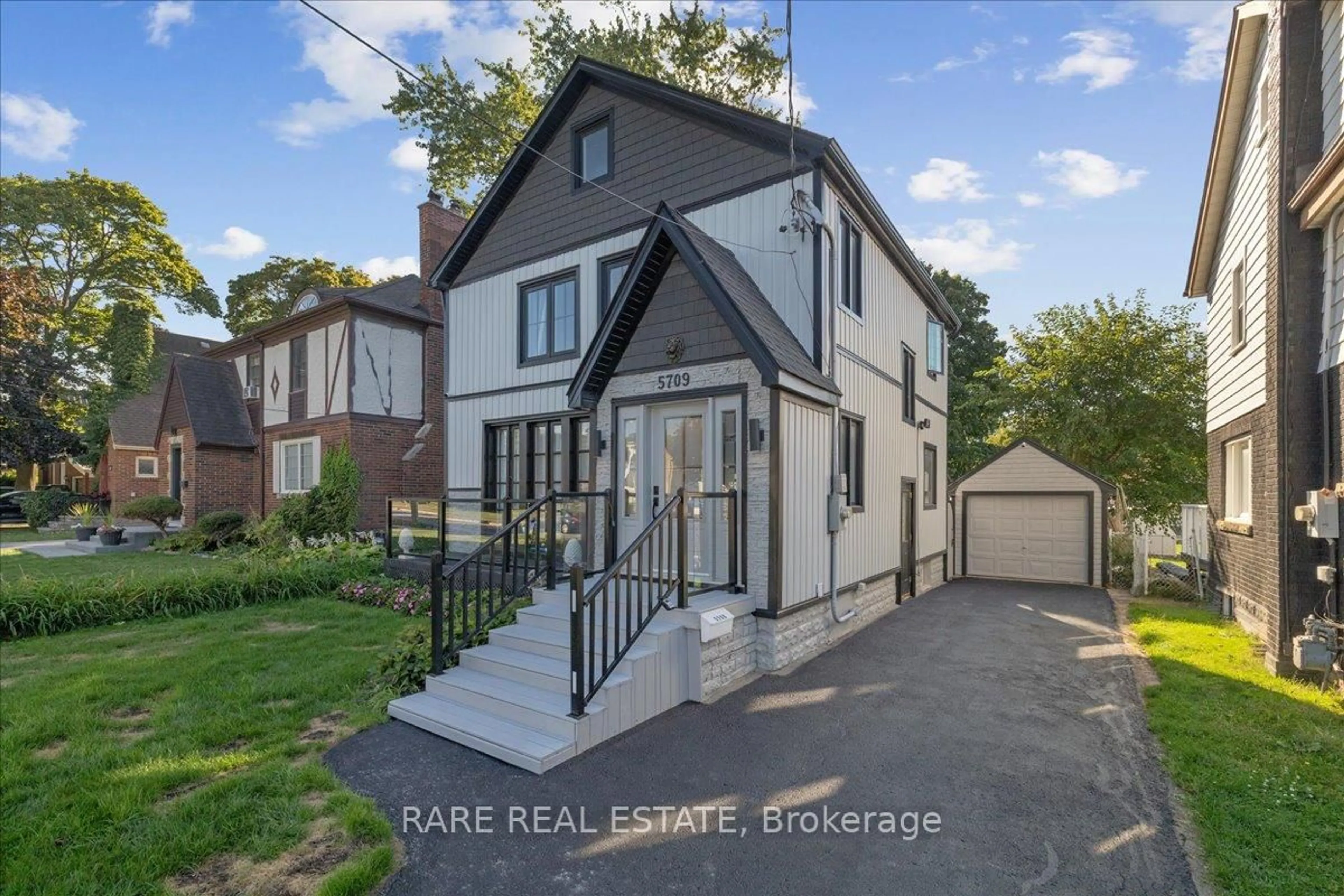 A pic from outside/outdoor area/front of a property/back of a property/a pic from drone, street for 5709 Dorchester Rd, Niagara Falls Ontario L2G 5S5