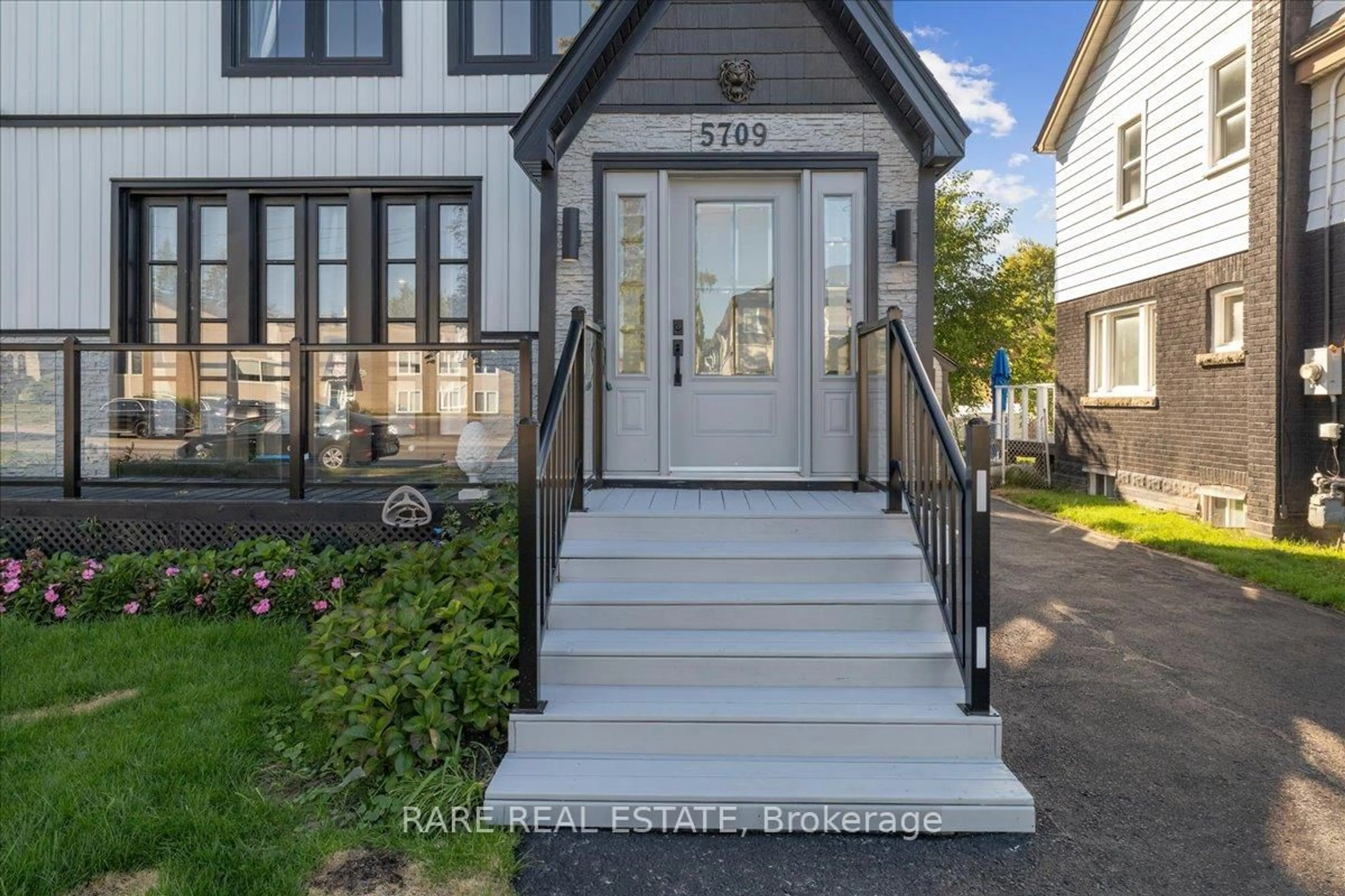 Indoor entryway for 5709 Dorchester Rd, Niagara Falls Ontario L2G 5S5
