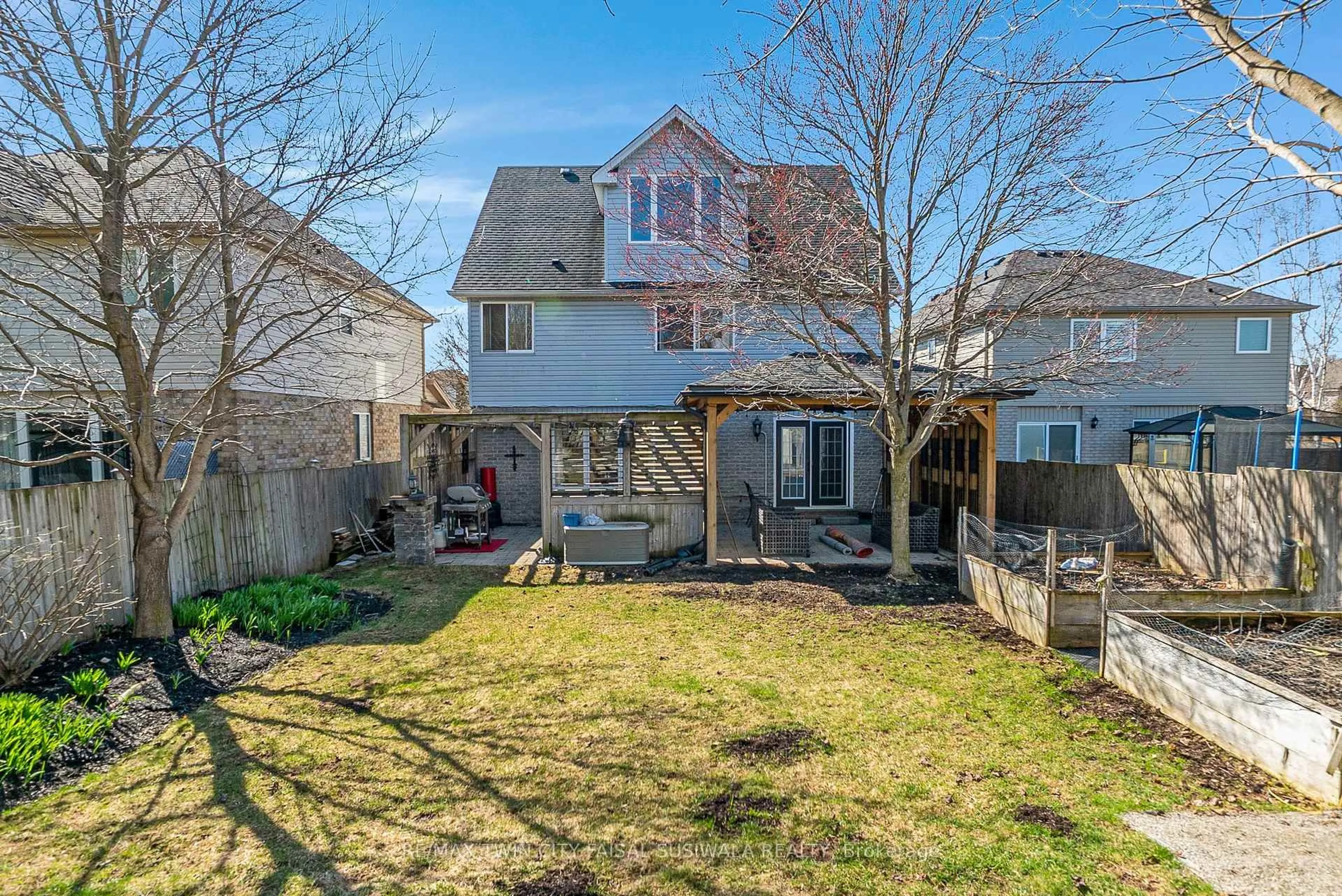 A pic from outside/outdoor area/front of a property/back of a property/a pic from drone, street for 184 Sofron Dr, Cambridge Ontario N3C 4M6